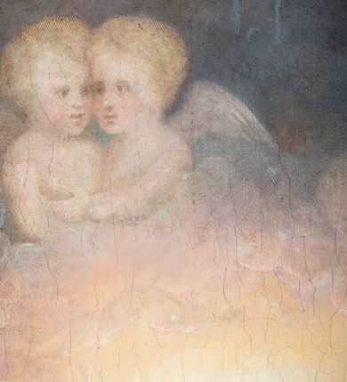 Zdjęcie nr 8: Obraz uzyskał kształt stojącego prostokąta. W centrum kompozycji ukazano przyklękającego na prawe kolano św. Antoniego Padewskiego. Święty głowę i obie ręce w zachwycie unosi ku górze. Jest to młody mężczyzna ujęty w trzech czwartych w prawo z twarzą bez zarostu widoczną w profilu. Charakteryzuje ją jasna karnacja, wydatne wargi i nos. Ma krótkie włosy z wystrzyżoną tonsurą, które odsłaniają prawe ucho. Ubrany jest w brązowy habit franciszkański przewiązany sznurem. Spod habitu wystaje prawa noga obuta w sandał. Ponad Antonim w świetlistej poświacie na tle obłoków widoczne jest kroczące Dzieciątko Jezus. Zbawiciel jest otoczony wyłaniającymi się z poświaty aniołkami. Ujęty został w trzech czwartych w lewo. Prawą ręką zdaje się błogosławić, lewą ma opuszczoną wzdłuż tułowia. Jezus ma owalna twarz o jasnej karnacji i rumianych policzkach, wysokie czoło i jasne, krótkie włosy odsłaniające fragment lewego ucha. Spojrzenie półprzymkniętych oczu kieruje na Antoniego. Jego nagie ciało częściowo okrywa przerzucona przez prawe ramię rozwiana przeźroczysta chusta. Z prawej strony kompozycji widać fragment prostego, ustawionego diagonalnie drewnianego stołu. Leży na nim otwarta księga, a pod nią zamknięta druga. Obok nich stoi niebieski wazon z liliami. Całość wizji ma miejsce w kościelnej przestrzeni, gdzie ukazano fragmenty architektury i posadzkę ułożoną w szachownicę jasnoochrowych i jasnobrązowych płyt. Na filarze po prawej stronie widnieje sygnatura: „P[eter] Bohun.”