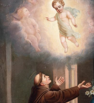 Zdjęcie nr 2: Obraz uzyskał kształt stojącego prostokąta. W centrum kompozycji ukazano przyklękającego na prawe kolano św. Antoniego Padewskiego. Święty głowę i obie ręce w zachwycie unosi ku górze. Jest to młody mężczyzna ujęty w trzech czwartych w prawo z twarzą bez zarostu widoczną w profilu. Charakteryzuje ją jasna karnacja, wydatne wargi i nos. Ma krótkie włosy z wystrzyżoną tonsurą, które odsłaniają prawe ucho. Ubrany jest w brązowy habit franciszkański przewiązany sznurem. Spod habitu wystaje prawa noga obuta w sandał. Ponad Antonim w świetlistej poświacie na tle obłoków widoczne jest kroczące Dzieciątko Jezus. Zbawiciel jest otoczony wyłaniającymi się z poświaty aniołkami. Ujęty został w trzech czwartych w lewo. Prawą ręką zdaje się błogosławić, lewą ma opuszczoną wzdłuż tułowia. Jezus ma owalna twarz o jasnej karnacji i rumianych policzkach, wysokie czoło i jasne, krótkie włosy odsłaniające fragment lewego ucha. Spojrzenie półprzymkniętych oczu kieruje na Antoniego. Jego nagie ciało częściowo okrywa przerzucona przez prawe ramię rozwiana przeźroczysta chusta. Z prawej strony kompozycji widać fragment prostego, ustawionego diagonalnie drewnianego stołu. Leży na nim otwarta księga, a pod nią zamknięta druga. Obok nich stoi niebieski wazon z liliami. Całość wizji ma miejsce w kościelnej przestrzeni, gdzie ukazano fragmenty architektury i posadzkę ułożoną w szachownicę jasnoochrowych i jasnobrązowych płyt. Na filarze po prawej stronie widnieje sygnatura: „P[eter] Bohun.”