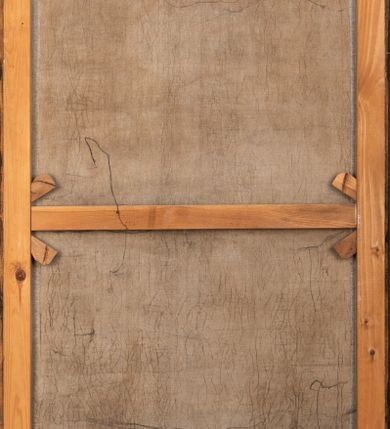 Zdjęcie nr 14: Obraz uzyskał kształt stojącego prostokąta. W centrum kompozycji ukazano przyklękającego na prawe kolano św. Antoniego Padewskiego. Święty głowę i obie ręce w zachwycie unosi ku górze. Jest to młody mężczyzna ujęty w trzech czwartych w prawo z twarzą bez zarostu widoczną w profilu. Charakteryzuje ją jasna karnacja, wydatne wargi i nos. Ma krótkie włosy z wystrzyżoną tonsurą, które odsłaniają prawe ucho. Ubrany jest w brązowy habit franciszkański przewiązany sznurem. Spod habitu wystaje prawa noga obuta w sandał. Ponad Antonim w świetlistej poświacie na tle obłoków widoczne jest kroczące Dzieciątko Jezus. Zbawiciel jest otoczony wyłaniającymi się z poświaty aniołkami. Ujęty został w trzech czwartych w lewo. Prawą ręką zdaje się błogosławić, lewą ma opuszczoną wzdłuż tułowia. Jezus ma owalna twarz o jasnej karnacji i rumianych policzkach, wysokie czoło i jasne, krótkie włosy odsłaniające fragment lewego ucha. Spojrzenie półprzymkniętych oczu kieruje na Antoniego. Jego nagie ciało częściowo okrywa przerzucona przez prawe ramię rozwiana przeźroczysta chusta. Z prawej strony kompozycji widać fragment prostego, ustawionego diagonalnie drewnianego stołu. Leży na nim otwarta księga, a pod nią zamknięta druga. Obok nich stoi niebieski wazon z liliami. Całość wizji ma miejsce w kościelnej przestrzeni, gdzie ukazano fragmenty architektury i posadzkę ułożoną w szachownicę jasnoochrowych i jasnobrązowych płyt. Na filarze po prawej stronie widnieje sygnatura: „P[eter] Bohun.”