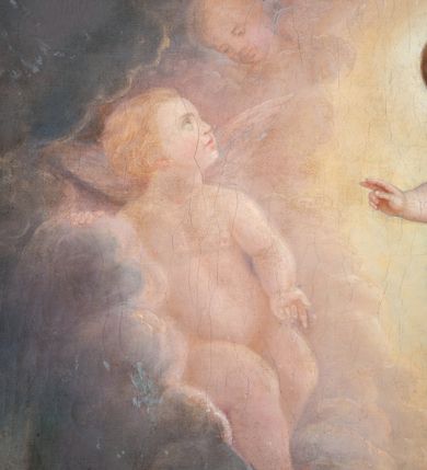 Zdjęcie nr 10: Obraz uzyskał kształt stojącego prostokąta. W centrum kompozycji ukazano przyklękającego na prawe kolano św. Antoniego Padewskiego. Święty głowę i obie ręce w zachwycie unosi ku górze. Jest to młody mężczyzna ujęty w trzech czwartych w prawo z twarzą bez zarostu widoczną w profilu. Charakteryzuje ją jasna karnacja, wydatne wargi i nos. Ma krótkie włosy z wystrzyżoną tonsurą, które odsłaniają prawe ucho. Ubrany jest w brązowy habit franciszkański przewiązany sznurem. Spod habitu wystaje prawa noga obuta w sandał. Ponad Antonim w świetlistej poświacie na tle obłoków widoczne jest kroczące Dzieciątko Jezus. Zbawiciel jest otoczony wyłaniającymi się z poświaty aniołkami. Ujęty został w trzech czwartych w lewo. Prawą ręką zdaje się błogosławić, lewą ma opuszczoną wzdłuż tułowia. Jezus ma owalna twarz o jasnej karnacji i rumianych policzkach, wysokie czoło i jasne, krótkie włosy odsłaniające fragment lewego ucha. Spojrzenie półprzymkniętych oczu kieruje na Antoniego. Jego nagie ciało częściowo okrywa przerzucona przez prawe ramię rozwiana przeźroczysta chusta. Z prawej strony kompozycji widać fragment prostego, ustawionego diagonalnie drewnianego stołu. Leży na nim otwarta księga, a pod nią zamknięta druga. Obok nich stoi niebieski wazon z liliami. Całość wizji ma miejsce w kościelnej przestrzeni, gdzie ukazano fragmenty architektury i posadzkę ułożoną w szachownicę jasnoochrowych i jasnobrązowych płyt. Na filarze po prawej stronie widnieje sygnatura: „P[eter] Bohun.”