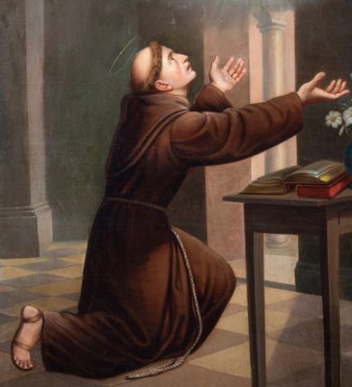 Zdjęcie nr 3: Obraz uzyskał kształt stojącego prostokąta. W centrum kompozycji ukazano przyklękającego na prawe kolano św. Antoniego Padewskiego. Święty głowę i obie ręce w zachwycie unosi ku górze. Jest to młody mężczyzna ujęty w trzech czwartych w prawo z twarzą bez zarostu widoczną w profilu. Charakteryzuje ją jasna karnacja, wydatne wargi i nos. Ma krótkie włosy z wystrzyżoną tonsurą, które odsłaniają prawe ucho. Ubrany jest w brązowy habit franciszkański przewiązany sznurem. Spod habitu wystaje prawa noga obuta w sandał. Ponad Antonim w świetlistej poświacie na tle obłoków widoczne jest kroczące Dzieciątko Jezus. Zbawiciel jest otoczony wyłaniającymi się z poświaty aniołkami. Ujęty został w trzech czwartych w lewo. Prawą ręką zdaje się błogosławić, lewą ma opuszczoną wzdłuż tułowia. Jezus ma owalna twarz o jasnej karnacji i rumianych policzkach, wysokie czoło i jasne, krótkie włosy odsłaniające fragment lewego ucha. Spojrzenie półprzymkniętych oczu kieruje na Antoniego. Jego nagie ciało częściowo okrywa przerzucona przez prawe ramię rozwiana przeźroczysta chusta. Z prawej strony kompozycji widać fragment prostego, ustawionego diagonalnie drewnianego stołu. Leży na nim otwarta księga, a pod nią zamknięta druga. Obok nich stoi niebieski wazon z liliami. Całość wizji ma miejsce w kościelnej przestrzeni, gdzie ukazano fragmenty architektury i posadzkę ułożoną w szachownicę jasnoochrowych i jasnobrązowych płyt. Na filarze po prawej stronie widnieje sygnatura: „P[eter] Bohun.”