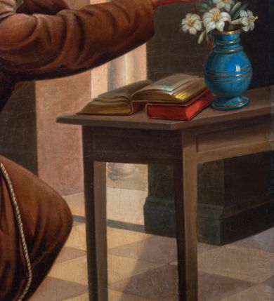 Zdjęcie nr 5: Obraz uzyskał kształt stojącego prostokąta. W centrum kompozycji ukazano przyklękającego na prawe kolano św. Antoniego Padewskiego. Święty głowę i obie ręce w zachwycie unosi ku górze. Jest to młody mężczyzna ujęty w trzech czwartych w prawo z twarzą bez zarostu widoczną w profilu. Charakteryzuje ją jasna karnacja, wydatne wargi i nos. Ma krótkie włosy z wystrzyżoną tonsurą, które odsłaniają prawe ucho. Ubrany jest w brązowy habit franciszkański przewiązany sznurem. Spod habitu wystaje prawa noga obuta w sandał. Ponad Antonim w świetlistej poświacie na tle obłoków widoczne jest kroczące Dzieciątko Jezus. Zbawiciel jest otoczony wyłaniającymi się z poświaty aniołkami. Ujęty został w trzech czwartych w lewo. Prawą ręką zdaje się błogosławić, lewą ma opuszczoną wzdłuż tułowia. Jezus ma owalna twarz o jasnej karnacji i rumianych policzkach, wysokie czoło i jasne, krótkie włosy odsłaniające fragment lewego ucha. Spojrzenie półprzymkniętych oczu kieruje na Antoniego. Jego nagie ciało częściowo okrywa przerzucona przez prawe ramię rozwiana przeźroczysta chusta. Z prawej strony kompozycji widać fragment prostego, ustawionego diagonalnie drewnianego stołu. Leży na nim otwarta księga, a pod nią zamknięta druga. Obok nich stoi niebieski wazon z liliami. Całość wizji ma miejsce w kościelnej przestrzeni, gdzie ukazano fragmenty architektury i posadzkę ułożoną w szachownicę jasnoochrowych i jasnobrązowych płyt. Na filarze po prawej stronie widnieje sygnatura: „P[eter] Bohun.”