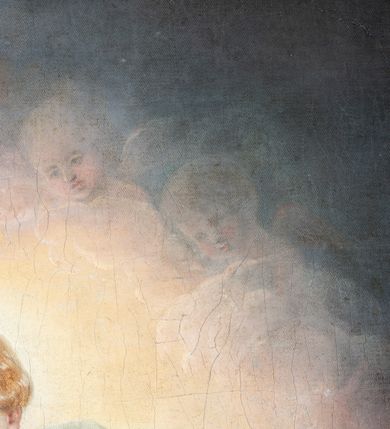 Zdjęcie nr 12: Obraz uzyskał kształt stojącego prostokąta. W centrum kompozycji ukazano przyklękającego na prawe kolano św. Antoniego Padewskiego. Święty głowę i obie ręce w zachwycie unosi ku górze. Jest to młody mężczyzna ujęty w trzech czwartych w prawo z twarzą bez zarostu widoczną w profilu. Charakteryzuje ją jasna karnacja, wydatne wargi i nos. Ma krótkie włosy z wystrzyżoną tonsurą, które odsłaniają prawe ucho. Ubrany jest w brązowy habit franciszkański przewiązany sznurem. Spod habitu wystaje prawa noga obuta w sandał. Ponad Antonim w świetlistej poświacie na tle obłoków widoczne jest kroczące Dzieciątko Jezus. Zbawiciel jest otoczony wyłaniającymi się z poświaty aniołkami. Ujęty został w trzech czwartych w lewo. Prawą ręką zdaje się błogosławić, lewą ma opuszczoną wzdłuż tułowia. Jezus ma owalna twarz o jasnej karnacji i rumianych policzkach, wysokie czoło i jasne, krótkie włosy odsłaniające fragment lewego ucha. Spojrzenie półprzymkniętych oczu kieruje na Antoniego. Jego nagie ciało częściowo okrywa przerzucona przez prawe ramię rozwiana przeźroczysta chusta. Z prawej strony kompozycji widać fragment prostego, ustawionego diagonalnie drewnianego stołu. Leży na nim otwarta księga, a pod nią zamknięta druga. Obok nich stoi niebieski wazon z liliami. Całość wizji ma miejsce w kościelnej przestrzeni, gdzie ukazano fragmenty architektury i posadzkę ułożoną w szachownicę jasnoochrowych i jasnobrązowych płyt. Na filarze po prawej stronie widnieje sygnatura: „P[eter] Bohun.”