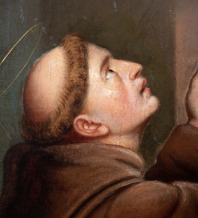 Zdjęcie nr 4: Obraz uzyskał kształt stojącego prostokąta. W centrum kompozycji ukazano przyklękającego na prawe kolano św. Antoniego Padewskiego. Święty głowę i obie ręce w zachwycie unosi ku górze. Jest to młody mężczyzna ujęty w trzech czwartych w prawo z twarzą bez zarostu widoczną w profilu. Charakteryzuje ją jasna karnacja, wydatne wargi i nos. Ma krótkie włosy z wystrzyżoną tonsurą, które odsłaniają prawe ucho. Ubrany jest w brązowy habit franciszkański przewiązany sznurem. Spod habitu wystaje prawa noga obuta w sandał. Ponad Antonim w świetlistej poświacie na tle obłoków widoczne jest kroczące Dzieciątko Jezus. Zbawiciel jest otoczony wyłaniającymi się z poświaty aniołkami. Ujęty został w trzech czwartych w lewo. Prawą ręką zdaje się błogosławić, lewą ma opuszczoną wzdłuż tułowia. Jezus ma owalna twarz o jasnej karnacji i rumianych policzkach, wysokie czoło i jasne, krótkie włosy odsłaniające fragment lewego ucha. Spojrzenie półprzymkniętych oczu kieruje na Antoniego. Jego nagie ciało częściowo okrywa przerzucona przez prawe ramię rozwiana przeźroczysta chusta. Z prawej strony kompozycji widać fragment prostego, ustawionego diagonalnie drewnianego stołu. Leży na nim otwarta księga, a pod nią zamknięta druga. Obok nich stoi niebieski wazon z liliami. Całość wizji ma miejsce w kościelnej przestrzeni, gdzie ukazano fragmenty architektury i posadzkę ułożoną w szachownicę jasnoochrowych i jasnobrązowych płyt. Na filarze po prawej stronie widnieje sygnatura: „P[eter] Bohun.”