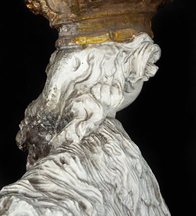 Zdjęcie nr 5: Rzeźba przedstawia całopostaciowe wyobrażenie św. Kazimierza Królewicza. Święty został ukazany w mocnym kontrapoście w trzech czwartych w prawo. Obie uniesione ręce ma odsunięte od tułowia. Kazimierz został ukazany jako młodzieniec o pociągłej twarzy z wydatnym nosem i ustami. Jego głowę otaczają długie, falujące włosy opadające na plecy. Na głowie ma zamkniętą, złoconą koronę z globem i krzyżykiem. Ubrany jest w przewiązaną tunikę i rozwiany, mocno drapowany płaszcz z gronostajowym kołnierzem. Spod tuniki widać nogi obute w złocone trzewiki. Rzeźba w całości polichromowana na biało, ze złoconymi dodatkami.  