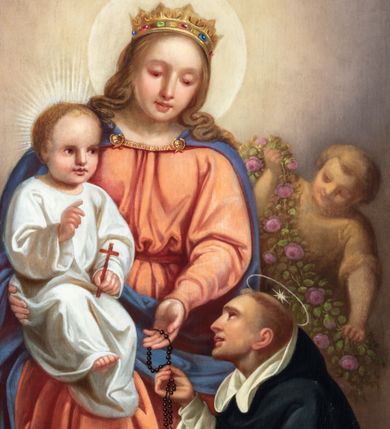 Zdjęcie nr 1: Obraz uzyskał kształt stojącego prostokąta. W centrum kompozycji na rozjaśnionym tle ukazano Matkę Boską z Dzieciątkiem, od której św. Dominik odbiera różaniec. Ukazana nieznacznie z lewej strony siedząca na obłokach Madonna podtrzymuje prawą ręką siedzące na jej kolanach Dzieciątko Jezus, prawą zaś podaje klęczącemu nieznacznie niżej  św. Dominikowi różaniec. Madonna została ukazano frontalnie jako młoda dziewczyna. Ma owalną twarz o jasnej karnacji, wysokie czoło, wydatny nos i usta o pełnych wargach. Spojrzenie półprzymkniętych oczu skierowane jest na Dominika. Jego głowę otaczają jasne, długie włosy spływające puklami na ramiona. Maria ubrana jest w bladoczerwoną suknię przewiązaną w pasie i niebisko-fioletowy płaszcz zarzucony na ramiona oraz spięty pod szyją tasiemką ze złocistym napisem &quot;Zdrowaś Marya&quot;. Prawa poła płaszczu jest przerzucona przez jej kolana. Spod sukni u dołu widać fragment stopy w sandale. Siedzące Dzieciątko Jezus ujęto w trzech czwartych w prawo. Zbawiciel prawą rękę unosi w geście błogosławieństwa, natomiast w lewej trzyma mały krzyżyk. Dzieciątko ubrane jest w jasnobiałą tunikę, spod której widać fragment bosej prawej stopy. Przed Marią z prawej strony kompozycji klęczy św. Dominik przedstawiony w trzech czwartych w prawo z głową ujętą w profilu. Święty obiema rękami odbiera od Madonny różaniec. Jest to dojrzały mężczyzna o owalnej twarzy z jasną karnacją. Charakteryzuje ją wydatny nos i usta. Głowę otaczają krótkie włosy z wystrzyżoną tonsurą odsłaniające lewe ucho. Święty ubrany jest w habit dominikański z czarnym płaszczem z kapturem. Nad głową ma nimb talerzowy z gwiazdą pośrodku. Za Marią widać częściowo dwóch chłopców trzymających girlandę różaną. Na pierwszym planie w rogu obrazu leży otwarta księga oparta o inne dwie zamknięte księgi, a za nią płonąca świeca. Na kartach księgi umieszczono inskrypcję: „Bądź pozdro / wiona Pa-/nienko / Marya! / Ciebie wzy/wają wszyscy grzesznicy Malował / 1872 / Wojciech Eliasz”.