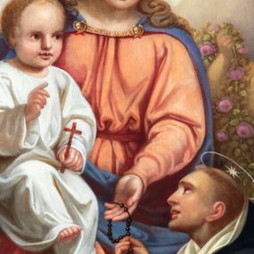 Zdjęcie nr 1: Obraz uzyskał kształt stojącego prostokąta. W centrum kompozycji na rozjaśnionym tle ukazano Matkę Boską z Dzieciątkiem, od której św. Dominik odbiera różaniec. Ukazana nieznacznie z lewej strony siedząca na obłokach Madonna podtrzymuje prawą ręką siedzące na jej kolanach Dzieciątko Jezus, prawą zaś podaje klęczącemu nieznacznie niżej  św. Dominikowi różaniec. Madonna została ukazano frontalnie jako młoda dziewczyna. Ma owalną twarz o jasnej karnacji, wysokie czoło, wydatny nos i usta o pełnych wargach. Spojrzenie półprzymkniętych oczu skierowane jest na Dominika. Jego głowę otaczają jasne, długie włosy spływające puklami na ramiona. Maria ubrana jest w bladoczerwoną suknię przewiązaną w pasie i niebisko-fioletowy płaszcz zarzucony na ramiona oraz spięty pod szyją tasiemką ze złocistym napisem &quot;Zdrowaś Marya&quot;. Prawa poła płaszczu jest przerzucona przez jej kolana. Spod sukni u dołu widać fragment stopy w sandale. Siedzące Dzieciątko Jezus ujęto w trzech czwartych w prawo. Zbawiciel prawą rękę unosi w geście błogosławieństwa, natomiast w lewej trzyma mały krzyżyk. Dzieciątko ubrane jest w jasnobiałą tunikę, spod której widać fragment bosej prawej stopy. Przed Marią z prawej strony kompozycji klęczy św. Dominik przedstawiony w trzech czwartych w prawo z głową ujętą w profilu. Święty obiema rękami odbiera od Madonny różaniec. Jest to dojrzały mężczyzna o owalnej twarzy z jasną karnacją. Charakteryzuje ją wydatny nos i usta. Głowę otaczają krótkie włosy z wystrzyżoną tonsurą odsłaniające lewe ucho. Święty ubrany jest w habit dominikański z czarnym płaszczem z kapturem. Nad głową ma nimb talerzowy z gwiazdą pośrodku. Za Marią widać częściowo dwóch chłopców trzymających girlandę różaną. Na pierwszym planie w rogu obrazu leży otwarta księga oparta o inne dwie zamknięte księgi, a za nią płonąca świeca. Na kartach księgi umieszczono inskrypcję: „Bądź pozdro / wiona Pa-/nienko / Marya! / Ciebie wzy/wają wszyscy grzesznicy Malował / 1872 / Wojciech Eliasz”.