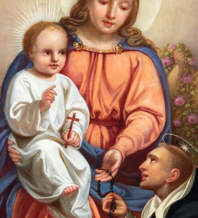 Zdjęcie nr 2: Obraz uzyskał kształt stojącego prostokąta. W centrum kompozycji na rozjaśnionym tle ukazano Matkę Boską z Dzieciątkiem, od której św. Dominik odbiera różaniec. Ukazana nieznacznie z lewej strony siedząca na obłokach Madonna podtrzymuje prawą ręką siedzące na jej kolanach Dzieciątko Jezus, prawą zaś podaje klęczącemu nieznacznie niżej  św. Dominikowi różaniec. Madonna została ukazano frontalnie jako młoda dziewczyna. Ma owalną twarz o jasnej karnacji, wysokie czoło, wydatny nos i usta o pełnych wargach. Spojrzenie półprzymkniętych oczu skierowane jest na Dominika. Jego głowę otaczają jasne, długie włosy spływające puklami na ramiona. Maria ubrana jest w bladoczerwoną suknię przewiązaną w pasie i niebisko-fioletowy płaszcz zarzucony na ramiona oraz spięty pod szyją tasiemką ze złocistym napisem &quot;Zdrowaś Marya&quot;. Prawa poła płaszczu jest przerzucona przez jej kolana. Spod sukni u dołu widać fragment stopy w sandale. Siedzące Dzieciątko Jezus ujęto w trzech czwartych w prawo. Zbawiciel prawą rękę unosi w geście błogosławieństwa, natomiast w lewej trzyma mały krzyżyk. Dzieciątko ubrane jest w jasnobiałą tunikę, spod której widać fragment bosej prawej stopy. Przed Marią z prawej strony kompozycji klęczy św. Dominik przedstawiony w trzech czwartych w prawo z głową ujętą w profilu. Święty obiema rękami odbiera od Madonny różaniec. Jest to dojrzały mężczyzna o owalnej twarzy z jasną karnacją. Charakteryzuje ją wydatny nos i usta. Głowę otaczają krótkie włosy z wystrzyżoną tonsurą odsłaniające lewe ucho. Święty ubrany jest w habit dominikański z czarnym płaszczem z kapturem. Nad głową ma nimb talerzowy z gwiazdą pośrodku. Za Marią widać częściowo dwóch chłopców trzymających girlandę różaną. Na pierwszym planie w rogu obrazu leży otwarta księga oparta o inne dwie zamknięte księgi, a za nią płonąca świeca. Na kartach księgi umieszczono inskrypcję: „Bądź pozdro / wiona Pa-/nienko / Marya! / Ciebie wzy/wają wszyscy grzesznicy Malował / 1872 / Wojciech Eliasz”.