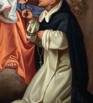 Zdjęcie nr 3: Obraz uzyskał kształt stojącego prostokąta. W centrum kompozycji na rozjaśnionym tle ukazano Matkę Boską z Dzieciątkiem, od której św. Dominik odbiera różaniec. Ukazana nieznacznie z lewej strony siedząca na obłokach Madonna podtrzymuje prawą ręką siedzące na jej kolanach Dzieciątko Jezus, prawą zaś podaje klęczącemu nieznacznie niżej  św. Dominikowi różaniec. Madonna została ukazano frontalnie jako młoda dziewczyna. Ma owalną twarz o jasnej karnacji, wysokie czoło, wydatny nos i usta o pełnych wargach. Spojrzenie półprzymkniętych oczu skierowane jest na Dominika. Jego głowę otaczają jasne, długie włosy spływające puklami na ramiona. Maria ubrana jest w bladoczerwoną suknię przewiązaną w pasie i niebisko-fioletowy płaszcz zarzucony na ramiona oraz spięty pod szyją tasiemką ze złocistym napisem &quot;Zdrowaś Marya&quot;. Prawa poła płaszczu jest przerzucona przez jej kolana. Spod sukni u dołu widać fragment stopy w sandale. Siedzące Dzieciątko Jezus ujęto w trzech czwartych w prawo. Zbawiciel prawą rękę unosi w geście błogosławieństwa, natomiast w lewej trzyma mały krzyżyk. Dzieciątko ubrane jest w jasnobiałą tunikę, spod której widać fragment bosej prawej stopy. Przed Marią z prawej strony kompozycji klęczy św. Dominik przedstawiony w trzech czwartych w prawo z głową ujętą w profilu. Święty obiema rękami odbiera od Madonny różaniec. Jest to dojrzały mężczyzna o owalnej twarzy z jasną karnacją. Charakteryzuje ją wydatny nos i usta. Głowę otaczają krótkie włosy z wystrzyżoną tonsurą odsłaniające lewe ucho. Święty ubrany jest w habit dominikański z czarnym płaszczem z kapturem. Nad głową ma nimb talerzowy z gwiazdą pośrodku. Za Marią widać częściowo dwóch chłopców trzymających girlandę różaną. Na pierwszym planie w rogu obrazu leży otwarta księga oparta o inne dwie zamknięte księgi, a za nią płonąca świeca. Na kartach księgi umieszczono inskrypcję: „Bądź pozdro / wiona Pa-/nienko / Marya! / Ciebie wzy/wają wszyscy grzesznicy Malował / 1872 / Wojciech Eliasz”.