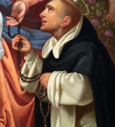 Zdjęcie nr 5: Obraz uzyskał kształt stojącego prostokąta. W centrum kompozycji na rozjaśnionym tle ukazano Matkę Boską z Dzieciątkiem, od której św. Dominik odbiera różaniec. Ukazana nieznacznie z lewej strony siedząca na obłokach Madonna podtrzymuje prawą ręką siedzące na jej kolanach Dzieciątko Jezus, prawą zaś podaje klęczącemu nieznacznie niżej  św. Dominikowi różaniec. Madonna została ukazano frontalnie jako młoda dziewczyna. Ma owalną twarz o jasnej karnacji, wysokie czoło, wydatny nos i usta o pełnych wargach. Spojrzenie półprzymkniętych oczu skierowane jest na Dominika. Jego głowę otaczają jasne, długie włosy spływające puklami na ramiona. Maria ubrana jest w bladoczerwoną suknię przewiązaną w pasie i niebisko-fioletowy płaszcz zarzucony na ramiona oraz spięty pod szyją tasiemką ze złocistym napisem &quot;Zdrowaś Marya&quot;. Prawa poła płaszczu jest przerzucona przez jej kolana. Spod sukni u dołu widać fragment stopy w sandale. Siedzące Dzieciątko Jezus ujęto w trzech czwartych w prawo. Zbawiciel prawą rękę unosi w geście błogosławieństwa, natomiast w lewej trzyma mały krzyżyk. Dzieciątko ubrane jest w jasnobiałą tunikę, spod której widać fragment bosej prawej stopy. Przed Marią z prawej strony kompozycji klęczy św. Dominik przedstawiony w trzech czwartych w prawo z głową ujętą w profilu. Święty obiema rękami odbiera od Madonny różaniec. Jest to dojrzały mężczyzna o owalnej twarzy z jasną karnacją. Charakteryzuje ją wydatny nos i usta. Głowę otaczają krótkie włosy z wystrzyżoną tonsurą odsłaniające lewe ucho. Święty ubrany jest w habit dominikański z czarnym płaszczem z kapturem. Nad głową ma nimb talerzowy z gwiazdą pośrodku. Za Marią widać częściowo dwóch chłopców trzymających girlandę różaną. Na pierwszym planie w rogu obrazu leży otwarta księga oparta o inne dwie zamknięte księgi, a za nią płonąca świeca. Na kartach księgi umieszczono inskrypcję: „Bądź pozdro / wiona Pa-/nienko / Marya! / Ciebie wzy/wają wszyscy grzesznicy Malował / 1872 / Wojciech Eliasz”.