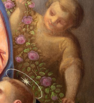 Zdjęcie nr 10: Obraz uzyskał kształt stojącego prostokąta. W centrum kompozycji na rozjaśnionym tle ukazano Matkę Boską z Dzieciątkiem, od której św. Dominik odbiera różaniec. Ukazana nieznacznie z lewej strony siedząca na obłokach Madonna podtrzymuje prawą ręką siedzące na jej kolanach Dzieciątko Jezus, prawą zaś podaje klęczącemu nieznacznie niżej  św. Dominikowi różaniec. Madonna została ukazano frontalnie jako młoda dziewczyna. Ma owalną twarz o jasnej karnacji, wysokie czoło, wydatny nos i usta o pełnych wargach. Spojrzenie półprzymkniętych oczu skierowane jest na Dominika. Jego głowę otaczają jasne, długie włosy spływające puklami na ramiona. Maria ubrana jest w bladoczerwoną suknię przewiązaną w pasie i niebisko-fioletowy płaszcz zarzucony na ramiona oraz spięty pod szyją tasiemką ze złocistym napisem "Zdrowaś Marya". Prawa poła płaszczu jest przerzucona przez jej kolana. Spod sukni u dołu widać fragment stopy w sandale. Siedzące Dzieciątko Jezus ujęto w trzech czwartych w prawo. Zbawiciel prawą rękę unosi w geście błogosławieństwa, natomiast w lewej trzyma mały krzyżyk. Dzieciątko ubrane jest w jasnobiałą tunikę, spod której widać fragment bosej prawej stopy. Przed Marią z prawej strony kompozycji klęczy św. Dominik przedstawiony w trzech czwartych w prawo z głową ujętą w profilu. Święty obiema rękami odbiera od Madonny różaniec. Jest to dojrzały mężczyzna o owalnej twarzy z jasną karnacją. Charakteryzuje ją wydatny nos i usta. Głowę otaczają krótkie włosy z wystrzyżoną tonsurą odsłaniające lewe ucho. Święty ubrany jest w habit dominikański z czarnym płaszczem z kapturem. Nad głową ma nimb talerzowy z gwiazdą pośrodku. Za Marią widać częściowo dwóch chłopców trzymających girlandę różaną. Na pierwszym planie w rogu obrazu leży otwarta księga oparta o inne dwie zamknięte księgi, a za nią płonąca świeca. Na kartach księgi umieszczono inskrypcję: „Bądź pozdro / wiona Pa-/nienko / Marya! / Ciebie wzy/wają wszyscy grzesznicy Malował / 1872 / Wojciech Eliasz”.