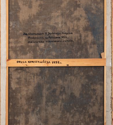 Zdjęcie nr 12: Obraz uzyskał kształt stojącego prostokąta. W centrum kompozycji na rozjaśnionym tle ukazano Matkę Boską z Dzieciątkiem, od której św. Dominik odbiera różaniec. Ukazana nieznacznie z lewej strony siedząca na obłokach Madonna podtrzymuje prawą ręką siedzące na jej kolanach Dzieciątko Jezus, prawą zaś podaje klęczącemu nieznacznie niżej  św. Dominikowi różaniec. Madonna została ukazano frontalnie jako młoda dziewczyna. Ma owalną twarz o jasnej karnacji, wysokie czoło, wydatny nos i usta o pełnych wargach. Spojrzenie półprzymkniętych oczu skierowane jest na Dominika. Jego głowę otaczają jasne, długie włosy spływające puklami na ramiona. Maria ubrana jest w bladoczerwoną suknię przewiązaną w pasie i niebisko-fioletowy płaszcz zarzucony na ramiona oraz spięty pod szyją tasiemką ze złocistym napisem &quot;Zdrowaś Marya&quot;. Prawa poła płaszczu jest przerzucona przez jej kolana. Spod sukni u dołu widać fragment stopy w sandale. Siedzące Dzieciątko Jezus ujęto w trzech czwartych w prawo. Zbawiciel prawą rękę unosi w geście błogosławieństwa, natomiast w lewej trzyma mały krzyżyk. Dzieciątko ubrane jest w jasnobiałą tunikę, spod której widać fragment bosej prawej stopy. Przed Marią z prawej strony kompozycji klęczy św. Dominik przedstawiony w trzech czwartych w prawo z głową ujętą w profilu. Święty obiema rękami odbiera od Madonny różaniec. Jest to dojrzały mężczyzna o owalnej twarzy z jasną karnacją. Charakteryzuje ją wydatny nos i usta. Głowę otaczają krótkie włosy z wystrzyżoną tonsurą odsłaniające lewe ucho. Święty ubrany jest w habit dominikański z czarnym płaszczem z kapturem. Nad głową ma nimb talerzowy z gwiazdą pośrodku. Za Marią widać częściowo dwóch chłopców trzymających girlandę różaną. Na pierwszym planie w rogu obrazu leży otwarta księga oparta o inne dwie zamknięte księgi, a za nią płonąca świeca. Na kartach księgi umieszczono inskrypcję: „Bądź pozdro / wiona Pa-/nienko / Marya! / Ciebie wzy/wają wszyscy grzesznicy Malował / 1872 / Wojciech Eliasz”.
