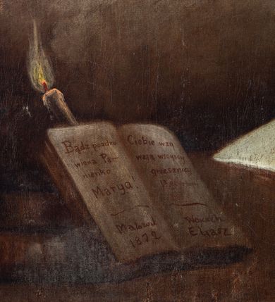 Zdjęcie nr 11: Obraz uzyskał kształt stojącego prostokąta. W centrum kompozycji na rozjaśnionym tle ukazano Matkę Boską z Dzieciątkiem, od której św. Dominik odbiera różaniec. Ukazana nieznacznie z lewej strony siedząca na obłokach Madonna podtrzymuje prawą ręką siedzące na jej kolanach Dzieciątko Jezus, prawą zaś podaje klęczącemu nieznacznie niżej  św. Dominikowi różaniec. Madonna została ukazano frontalnie jako młoda dziewczyna. Ma owalną twarz o jasnej karnacji, wysokie czoło, wydatny nos i usta o pełnych wargach. Spojrzenie półprzymkniętych oczu skierowane jest na Dominika. Jego głowę otaczają jasne, długie włosy spływające puklami na ramiona. Maria ubrana jest w bladoczerwoną suknię przewiązaną w pasie i niebisko-fioletowy płaszcz zarzucony na ramiona oraz spięty pod szyją tasiemką ze złocistym napisem "Zdrowaś Marya". Prawa poła płaszczu jest przerzucona przez jej kolana. Spod sukni u dołu widać fragment stopy w sandale. Siedzące Dzieciątko Jezus ujęto w trzech czwartych w prawo. Zbawiciel prawą rękę unosi w geście błogosławieństwa, natomiast w lewej trzyma mały krzyżyk. Dzieciątko ubrane jest w jasnobiałą tunikę, spod której widać fragment bosej prawej stopy. Przed Marią z prawej strony kompozycji klęczy św. Dominik przedstawiony w trzech czwartych w prawo z głową ujętą w profilu. Święty obiema rękami odbiera od Madonny różaniec. Jest to dojrzały mężczyzna o owalnej twarzy z jasną karnacją. Charakteryzuje ją wydatny nos i usta. Głowę otaczają krótkie włosy z wystrzyżoną tonsurą odsłaniające lewe ucho. Święty ubrany jest w habit dominikański z czarnym płaszczem z kapturem. Nad głową ma nimb talerzowy z gwiazdą pośrodku. Za Marią widać częściowo dwóch chłopców trzymających girlandę różaną. Na pierwszym planie w rogu obrazu leży otwarta księga oparta o inne dwie zamknięte księgi, a za nią płonąca świeca. Na kartach księgi umieszczono inskrypcję: „Bądź pozdro / wiona Pa-/nienko / Marya! / Ciebie wzy/wają wszyscy grzesznicy Malował / 1872 / Wojciech Eliasz”.