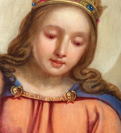 Zdjęcie nr 7: Obraz uzyskał kształt stojącego prostokąta. W centrum kompozycji na rozjaśnionym tle ukazano Matkę Boską z Dzieciątkiem, od której św. Dominik odbiera różaniec. Ukazana nieznacznie z lewej strony siedząca na obłokach Madonna podtrzymuje prawą ręką siedzące na jej kolanach Dzieciątko Jezus, prawą zaś podaje klęczącemu nieznacznie niżej  św. Dominikowi różaniec. Madonna została ukazano frontalnie jako młoda dziewczyna. Ma owalną twarz o jasnej karnacji, wysokie czoło, wydatny nos i usta o pełnych wargach. Spojrzenie półprzymkniętych oczu skierowane jest na Dominika. Jego głowę otaczają jasne, długie włosy spływające puklami na ramiona. Maria ubrana jest w bladoczerwoną suknię przewiązaną w pasie i niebisko-fioletowy płaszcz zarzucony na ramiona oraz spięty pod szyją tasiemką ze złocistym napisem &quot;Zdrowaś Marya&quot;. Prawa poła płaszczu jest przerzucona przez jej kolana. Spod sukni u dołu widać fragment stopy w sandale. Siedzące Dzieciątko Jezus ujęto w trzech czwartych w prawo. Zbawiciel prawą rękę unosi w geście błogosławieństwa, natomiast w lewej trzyma mały krzyżyk. Dzieciątko ubrane jest w jasnobiałą tunikę, spod której widać fragment bosej prawej stopy. Przed Marią z prawej strony kompozycji klęczy św. Dominik przedstawiony w trzech czwartych w prawo z głową ujętą w profilu. Święty obiema rękami odbiera od Madonny różaniec. Jest to dojrzały mężczyzna o owalnej twarzy z jasną karnacją. Charakteryzuje ją wydatny nos i usta. Głowę otaczają krótkie włosy z wystrzyżoną tonsurą odsłaniające lewe ucho. Święty ubrany jest w habit dominikański z czarnym płaszczem z kapturem. Nad głową ma nimb talerzowy z gwiazdą pośrodku. Za Marią widać częściowo dwóch chłopców trzymających girlandę różaną. Na pierwszym planie w rogu obrazu leży otwarta księga oparta o inne dwie zamknięte księgi, a za nią płonąca świeca. Na kartach księgi umieszczono inskrypcję: „Bądź pozdro / wiona Pa-/nienko / Marya! / Ciebie wzy/wają wszyscy grzesznicy Malował / 1872 / Wojciech Eliasz”.