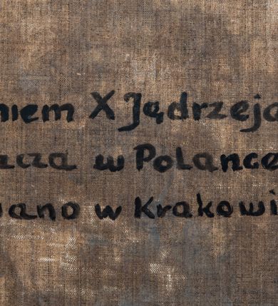 Zdjęcie nr 14: Obraz uzyskał kształt stojącego prostokąta. W centrum kompozycji na rozjaśnionym tle ukazano Matkę Boską z Dzieciątkiem, od której św. Dominik odbiera różaniec. Ukazana nieznacznie z lewej strony siedząca na obłokach Madonna podtrzymuje prawą ręką siedzące na jej kolanach Dzieciątko Jezus, prawą zaś podaje klęczącemu nieznacznie niżej  św. Dominikowi różaniec. Madonna została ukazano frontalnie jako młoda dziewczyna. Ma owalną twarz o jasnej karnacji, wysokie czoło, wydatny nos i usta o pełnych wargach. Spojrzenie półprzymkniętych oczu skierowane jest na Dominika. Jego głowę otaczają jasne, długie włosy spływające puklami na ramiona. Maria ubrana jest w bladoczerwoną suknię przewiązaną w pasie i niebisko-fioletowy płaszcz zarzucony na ramiona oraz spięty pod szyją tasiemką ze złocistym napisem &quot;Zdrowaś Marya&quot;. Prawa poła płaszczu jest przerzucona przez jej kolana. Spod sukni u dołu widać fragment stopy w sandale. Siedzące Dzieciątko Jezus ujęto w trzech czwartych w prawo. Zbawiciel prawą rękę unosi w geście błogosławieństwa, natomiast w lewej trzyma mały krzyżyk. Dzieciątko ubrane jest w jasnobiałą tunikę, spod której widać fragment bosej prawej stopy. Przed Marią z prawej strony kompozycji klęczy św. Dominik przedstawiony w trzech czwartych w prawo z głową ujętą w profilu. Święty obiema rękami odbiera od Madonny różaniec. Jest to dojrzały mężczyzna o owalnej twarzy z jasną karnacją. Charakteryzuje ją wydatny nos i usta. Głowę otaczają krótkie włosy z wystrzyżoną tonsurą odsłaniające lewe ucho. Święty ubrany jest w habit dominikański z czarnym płaszczem z kapturem. Nad głową ma nimb talerzowy z gwiazdą pośrodku. Za Marią widać częściowo dwóch chłopców trzymających girlandę różaną. Na pierwszym planie w rogu obrazu leży otwarta księga oparta o inne dwie zamknięte księgi, a za nią płonąca świeca. Na kartach księgi umieszczono inskrypcję: „Bądź pozdro / wiona Pa-/nienko / Marya! / Ciebie wzy/wają wszyscy grzesznicy Malował / 1872 / Wojciech Eliasz”.