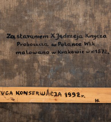 Zdjęcie nr 13: Obraz uzyskał kształt stojącego prostokąta. W centrum kompozycji na rozjaśnionym tle ukazano Matkę Boską z Dzieciątkiem, od której św. Dominik odbiera różaniec. Ukazana nieznacznie z lewej strony siedząca na obłokach Madonna podtrzymuje prawą ręką siedzące na jej kolanach Dzieciątko Jezus, prawą zaś podaje klęczącemu nieznacznie niżej  św. Dominikowi różaniec. Madonna została ukazano frontalnie jako młoda dziewczyna. Ma owalną twarz o jasnej karnacji, wysokie czoło, wydatny nos i usta o pełnych wargach. Spojrzenie półprzymkniętych oczu skierowane jest na Dominika. Jego głowę otaczają jasne, długie włosy spływające puklami na ramiona. Maria ubrana jest w bladoczerwoną suknię przewiązaną w pasie i niebisko-fioletowy płaszcz zarzucony na ramiona oraz spięty pod szyją tasiemką ze złocistym napisem &quot;Zdrowaś Marya&quot;. Prawa poła płaszczu jest przerzucona przez jej kolana. Spod sukni u dołu widać fragment stopy w sandale. Siedzące Dzieciątko Jezus ujęto w trzech czwartych w prawo. Zbawiciel prawą rękę unosi w geście błogosławieństwa, natomiast w lewej trzyma mały krzyżyk. Dzieciątko ubrane jest w jasnobiałą tunikę, spod której widać fragment bosej prawej stopy. Przed Marią z prawej strony kompozycji klęczy św. Dominik przedstawiony w trzech czwartych w prawo z głową ujętą w profilu. Święty obiema rękami odbiera od Madonny różaniec. Jest to dojrzały mężczyzna o owalnej twarzy z jasną karnacją. Charakteryzuje ją wydatny nos i usta. Głowę otaczają krótkie włosy z wystrzyżoną tonsurą odsłaniające lewe ucho. Święty ubrany jest w habit dominikański z czarnym płaszczem z kapturem. Nad głową ma nimb talerzowy z gwiazdą pośrodku. Za Marią widać częściowo dwóch chłopców trzymających girlandę różaną. Na pierwszym planie w rogu obrazu leży otwarta księga oparta o inne dwie zamknięte księgi, a za nią płonąca świeca. Na kartach księgi umieszczono inskrypcję: „Bądź pozdro / wiona Pa-/nienko / Marya! / Ciebie wzy/wają wszyscy grzesznicy Malował / 1872 / Wojciech Eliasz”.