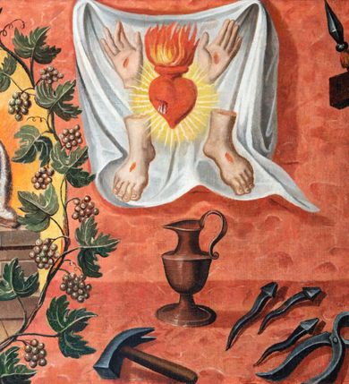 Zdjęcie nr 2: Antependium uzyskało kształt wydłużonego, leżącego prostokąta. W jego polu na tle bladoczerwonej marmoryzacji zawieszono, a na wyraźnie zaznaczonym marmoryzowanym na czerwono stopniu rozmieszczono, narzędzia męki Pańskiej (arma Christi). W centrum kompozycji w otoku utworzonym z kłosów zbóż oraz winnej latorośli wyobrażono na kamiennym ołtarzu płonącego baranka ofiarnego. Po obu stronach otoku namalowano wiszące dwie białe chusty. Na chuście z prawej przedstawiono płonące serce Pana Jezusa otoczone przebitymi dłońmi i stopami Chrystusa, a chusta z lewej to Veraicon z obliczem cierpiącego Zbawiciela w koronie cierniowej. Poniżej, idąc od lewej, na stopniu ukazano niską kolumnę do biczowania z przywiązanym do niej biczem i wiązką rózg, żelazną rękawice, koronę cierniową, trzcinę, młotek, dzbanek, gwoździe i obcęgi oraz drewniany krzyż ze skrzyżowaną gąbką na kiju i lancą wraz z leżącym na stopniu titulusem w formie banderoli z napisem   „I.N.R.I." i datą 1838.