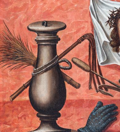 Zdjęcie nr 4: Antependium uzyskało kształt wydłużonego, leżącego prostokąta. W jego polu na tle bladoczerwonej marmoryzacji zawieszono, a na wyraźnie zaznaczonym marmoryzowanym na czerwono stopniu rozmieszczono, narzędzia męki Pańskiej (arma Christi). W centrum kompozycji w otoku utworzonym z kłosów zbóż oraz winnej latorośli wyobrażono na kamiennym ołtarzu płonącego baranka ofiarnego. Po obu stronach otoku namalowano wiszące dwie białe chusty. Na chuście z prawej przedstawiono płonące serce Pana Jezusa otoczone przebitymi dłońmi i stopami Chrystusa, a chusta z lewej to Veraicon z obliczem cierpiącego Zbawiciela w koronie cierniowej. Poniżej, idąc od lewej, na stopniu ukazano niską kolumnę do biczowania z przywiązanym do niej biczem i wiązką rózg, żelazną rękawice, koronę cierniową, trzcinę, młotek, dzbanek, gwoździe i obcęgi oraz drewniany krzyż ze skrzyżowaną gąbką na kiju i lancą wraz z leżącym na stopniu titulusem w formie banderoli z napisem   „I.N.R.I." i datą 1838.