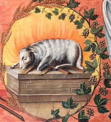 Zdjęcie nr 6: Antependium uzyskało kształt wydłużonego, leżącego prostokąta. W jego polu na tle bladoczerwonej marmoryzacji zawieszono, a na wyraźnie zaznaczonym marmoryzowanym na czerwono stopniu rozmieszczono, narzędzia męki Pańskiej (arma Christi). W centrum kompozycji w otoku utworzonym z kłosów zbóż oraz winnej latorośli wyobrażono na kamiennym ołtarzu płonącego baranka ofiarnego. Po obu stronach otoku namalowano wiszące dwie białe chusty. Na chuście z prawej przedstawiono płonące serce Pana Jezusa otoczone przebitymi dłońmi i stopami Chrystusa, a chusta z lewej to Veraicon z obliczem cierpiącego Zbawiciela w koronie cierniowej. Poniżej, idąc od lewej, na stopniu ukazano niską kolumnę do biczowania z przywiązanym do niej biczem i wiązką rózg, żelazną rękawice, koronę cierniową, trzcinę, młotek, dzbanek, gwoździe i obcęgi oraz drewniany krzyż ze skrzyżowaną gąbką na kiju i lancą wraz z leżącym na stopniu titulusem w formie banderoli z napisem   „I.N.R.I." i datą 1838.