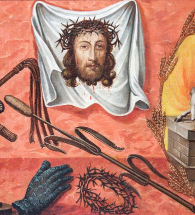 Zdjęcie nr 5: Antependium uzyskało kształt wydłużonego, leżącego prostokąta. W jego polu na tle bladoczerwonej marmoryzacji zawieszono, a na wyraźnie zaznaczonym marmoryzowanym na czerwono stopniu rozmieszczono, narzędzia męki Pańskiej (arma Christi). W centrum kompozycji w otoku utworzonym z kłosów zbóż oraz winnej latorośli wyobrażono na kamiennym ołtarzu płonącego baranka ofiarnego. Po obu stronach otoku namalowano wiszące dwie białe chusty. Na chuście z prawej przedstawiono płonące serce Pana Jezusa otoczone przebitymi dłońmi i stopami Chrystusa, a chusta z lewej to Veraicon z obliczem cierpiącego Zbawiciela w koronie cierniowej. Poniżej, idąc od lewej, na stopniu ukazano niską kolumnę do biczowania z przywiązanym do niej biczem i wiązką rózg, żelazną rękawice, koronę cierniową, trzcinę, młotek, dzbanek, gwoździe i obcęgi oraz drewniany krzyż ze skrzyżowaną gąbką na kiju i lancą wraz z leżącym na stopniu titulusem w formie banderoli z napisem   „I.N.R.I.&quot; i datą 1838.