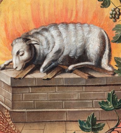 Zdjęcie nr 1: Antependium uzyskało kształt wydłużonego, leżącego prostokąta. W jego polu na tle bladoczerwonej marmoryzacji zawieszono, a na wyraźnie zaznaczonym marmoryzowanym na czerwono stopniu rozmieszczono, narzędzia męki Pańskiej (arma Christi). W centrum kompozycji w otoku utworzonym z kłosów zbóż oraz winnej latorośli wyobrażono na kamiennym ołtarzu płonącego baranka ofiarnego. Po obu stronach otoku namalowano wiszące dwie białe chusty. Na chuście z prawej przedstawiono płonące serce Pana Jezusa otoczone przebitymi dłońmi i stopami Chrystusa, a chusta z lewej to Veraicon z obliczem cierpiącego Zbawiciela w koronie cierniowej. Poniżej, idąc od lewej, na stopniu ukazano niską kolumnę do biczowania z przywiązanym do niej biczem i wiązką rózg, żelazną rękawice, koronę cierniową, trzcinę, młotek, dzbanek, gwoździe i obcęgi oraz drewniany krzyż ze skrzyżowaną gąbką na kiju i lancą wraz z leżącym na stopniu titulusem w formie banderoli z napisem   „I.N.R.I.&quot; i datą 1838.