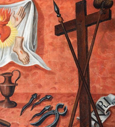 Zdjęcie nr 3: Antependium uzyskało kształt wydłużonego, leżącego prostokąta. W jego polu na tle bladoczerwonej marmoryzacji zawieszono, a na wyraźnie zaznaczonym marmoryzowanym na czerwono stopniu rozmieszczono, narzędzia męki Pańskiej (arma Christi). W centrum kompozycji w otoku utworzonym z kłosów zbóż oraz winnej latorośli wyobrażono na kamiennym ołtarzu płonącego baranka ofiarnego. Po obu stronach otoku namalowano wiszące dwie białe chusty. Na chuście z prawej przedstawiono płonące serce Pana Jezusa otoczone przebitymi dłońmi i stopami Chrystusa, a chusta z lewej to Veraicon z obliczem cierpiącego Zbawiciela w koronie cierniowej. Poniżej, idąc od lewej, na stopniu ukazano niską kolumnę do biczowania z przywiązanym do niej biczem i wiązką rózg, żelazną rękawice, koronę cierniową, trzcinę, młotek, dzbanek, gwoździe i obcęgi oraz drewniany krzyż ze skrzyżowaną gąbką na kiju i lancą wraz z leżącym na stopniu titulusem w formie banderoli z napisem   „I.N.R.I." i datą 1838.