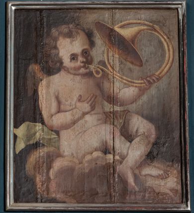 Zdjęcie nr 2: Parapet chóru muzycznego wsparty na dwóch filarach, o kanelowanych trzonach w górnej części. Balustrada o wypukłej środkowej partii, na niskim cokole, podzielona na pola pilastrami, dźwigającymi profilowany gzyms stanowiący poręcz. W polach płyciny w formie stojącego prostokąta ujętego ramą, z malowanymi przedstawieniami muzykujących aniołów siedzących na obłokach. Aniołki w kolejności od lewej strony trzymają waltornię, wiolonczelę, skrzypce, następne dwa nuty, później skrzypce, flet poprzeczny i waltornię. 