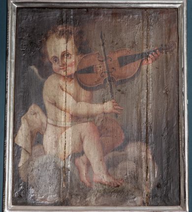 Zdjęcie nr 4: Parapet chóru muzycznego wsparty na dwóch filarach, o kanelowanych trzonach w górnej części. Balustrada o wypukłej środkowej partii, na niskim cokole, podzielona na pola pilastrami, dźwigającymi profilowany gzyms stanowiący poręcz. W polach płyciny w formie stojącego prostokąta ujętego ramą, z malowanymi przedstawieniami muzykujących aniołów siedzących na obłokach. Aniołki w kolejności od lewej strony trzymają waltornię, wiolonczelę, skrzypce, następne dwa nuty, później skrzypce, flet poprzeczny i waltornię. 