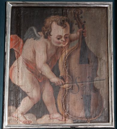 Zdjęcie nr 3: Parapet chóru muzycznego wsparty na dwóch filarach, o kanelowanych trzonach w górnej części. Balustrada o wypukłej środkowej partii, na niskim cokole, podzielona na pola pilastrami, dźwigającymi profilowany gzyms stanowiący poręcz. W polach płyciny w formie stojącego prostokąta ujętego ramą, z malowanymi przedstawieniami muzykujących aniołów siedzących na obłokach. Aniołki w kolejności od lewej strony trzymają waltornię, wiolonczelę, skrzypce, następne dwa nuty, później skrzypce, flet poprzeczny i waltornię. 