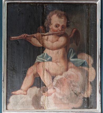 Zdjęcie nr 8: Parapet chóru muzycznego wsparty na dwóch filarach, o kanelowanych trzonach w górnej części. Balustrada o wypukłej środkowej partii, na niskim cokole, podzielona na pola pilastrami, dźwigającymi profilowany gzyms stanowiący poręcz. W polach płyciny w formie stojącego prostokąta ujętego ramą, z malowanymi przedstawieniami muzykujących aniołów siedzących na obłokach. Aniołki w kolejności od lewej strony trzymają waltornię, wiolonczelę, skrzypce, następne dwa nuty, później skrzypce, flet poprzeczny i waltornię. 