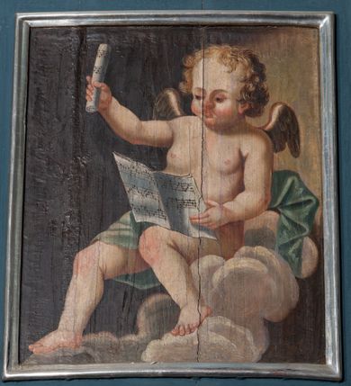 Zdjęcie nr 6: Parapet chóru muzycznego wsparty na dwóch filarach, o kanelowanych trzonach w górnej części. Balustrada o wypukłej środkowej partii, na niskim cokole, podzielona na pola pilastrami, dźwigającymi profilowany gzyms stanowiący poręcz. W polach płyciny w formie stojącego prostokąta ujętego ramą, z malowanymi przedstawieniami muzykujących aniołów siedzących na obłokach. Aniołki w kolejności od lewej strony trzymają waltornię, wiolonczelę, skrzypce, następne dwa nuty, później skrzypce, flet poprzeczny i waltornię. 