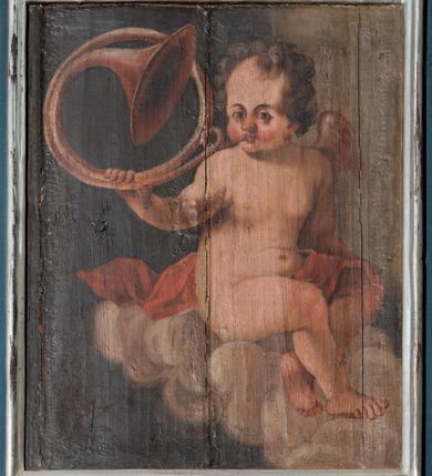 Zdjęcie nr 9: Parapet chóru muzycznego wsparty na dwóch filarach, o kanelowanych trzonach w górnej części. Balustrada o wypukłej środkowej partii, na niskim cokole, podzielona na pola pilastrami, dźwigającymi profilowany gzyms stanowiący poręcz. W polach płyciny w formie stojącego prostokąta ujętego ramą, z malowanymi przedstawieniami muzykujących aniołów siedzących na obłokach. Aniołki w kolejności od lewej strony trzymają waltornię, wiolonczelę, skrzypce, następne dwa nuty, później skrzypce, flet poprzeczny i waltornię. 