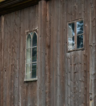 Zdjęcie nr 55: Drewniany kościół pw. św. Mikołaja w Polance jest budowlą orientowaną. Do prostokątnej nawy przylega węższe, wydłużone, trójbocznie zamknięte prezbiterium z piętrową zakrystią na osi o poligonalnym zamknięciu. Do zakrystii przylega od południa kruchta. Fragment północnej ściany prezbiterium jest murowany. Od zachodu do nawy dobudowano czworoboczną wieżę poprzedzoną przedsionkiem, który również dostawiono do nawy od południa. Prezbiterium i nawę wzniesiono na zrąb, natomiast wieżę w konstrukcji słupowej. Wieża na rzucie kwadratu posiada dwie kondygnacje. Dolna jest tej samej szerokości co nawa, górna natomiast znacznie węższa. Jej masyw podzielono smukłymi pilastrami i lizenami, zaś poniżej profilowanego gzymsu koronującego umieszczono wyrzynaną w desce koronkę. Kondygnacje oddzielono daszkiem gontowym zlewającym się po bokach z dachem kościoła. Wieżę nakryto kopulastym hełmem blaszanym, zwieńczonym blaszanym obeliskiem z krzyżem. Prezbiterium i nawę nakryto eternitowym dachem siodłowym podkreślonym profilowanym gzymsem. Nad nawą w części wschodniej zainstalowano wieżyczkę na sygnaturkę w formie wielobocznego graniastosłupa przykrytego cebulastą banią z krzyżem. Dokoła kościoła założono daszek gontowy chroniący podwaliny. Pod kościołem urządzono kryptę grzebalną. Wnętrze kościoła artykułowano za pomocą pilastrów i gzymsu. Całość nakryto stropem z fasetą. Otwór tęczowy uzyskał kształt trójlistnego, ściętego łuku, wspartego na filarkach ustawionych na profilowanej belce zawieszonej na kroksztynach. W części zachodniej nawy urządzono chór muzyczny, wsparty na dwóch kolumnach jońskich z przedpiersiem rozczłonkowanym balasami. We wnętrzu ustawiono ołtarz główny i dwa ołtarze boczne oraz ambonę, a na chórze muzycznym zainstalowano prospekt organowy.