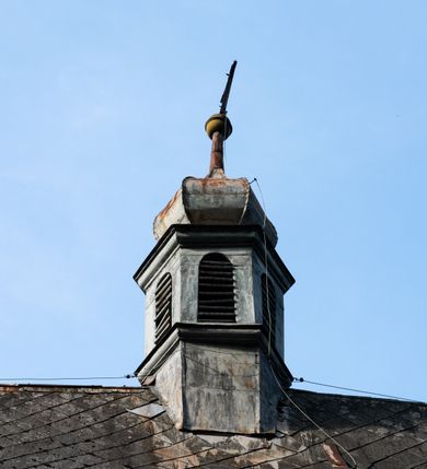 Zdjęcie nr 39: Drewniany kościół pw. św. Mikołaja w Polance jest budowlą orientowaną. Do prostokątnej nawy przylega węższe, wydłużone, trójbocznie zamknięte prezbiterium z piętrową zakrystią na osi o poligonalnym zamknięciu. Do zakrystii przylega od południa kruchta. Fragment północnej ściany prezbiterium jest murowany. Od zachodu do nawy dobudowano czworoboczną wieżę poprzedzoną przedsionkiem, który również dostawiono do nawy od południa. Prezbiterium i nawę wzniesiono na zrąb, natomiast wieżę w konstrukcji słupowej. Wieża na rzucie kwadratu posiada dwie kondygnacje. Dolna jest tej samej szerokości co nawa, górna natomiast znacznie węższa. Jej masyw podzielono smukłymi pilastrami i lizenami, zaś poniżej profilowanego gzymsu koronującego umieszczono wyrzynaną w desce koronkę. Kondygnacje oddzielono daszkiem gontowym zlewającym się po bokach z dachem kościoła. Wieżę nakryto kopulastym hełmem blaszanym, zwieńczonym blaszanym obeliskiem z krzyżem. Prezbiterium i nawę nakryto eternitowym dachem siodłowym podkreślonym profilowanym gzymsem. Nad nawą w części wschodniej zainstalowano wieżyczkę na sygnaturkę w formie wielobocznego graniastosłupa przykrytego cebulastą banią z krzyżem. Dokoła kościoła założono daszek gontowy chroniący podwaliny. Pod kościołem urządzono kryptę grzebalną. Wnętrze kościoła artykułowano za pomocą pilastrów i gzymsu. Całość nakryto stropem z fasetą. Otwór tęczowy uzyskał kształt trójlistnego, ściętego łuku, wspartego na filarkach ustawionych na profilowanej belce zawieszonej na kroksztynach. W części zachodniej nawy urządzono chór muzyczny, wsparty na dwóch kolumnach jońskich z przedpiersiem rozczłonkowanym balasami. We wnętrzu ustawiono ołtarz główny i dwa ołtarze boczne oraz ambonę, a na chórze muzycznym zainstalowano prospekt organowy.