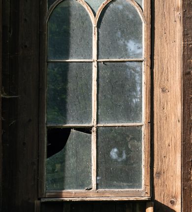 Zdjęcie nr 52: Drewniany kościół pw. św. Mikołaja w Polance jest budowlą orientowaną. Do prostokątnej nawy przylega węższe, wydłużone, trójbocznie zamknięte prezbiterium z piętrową zakrystią na osi o poligonalnym zamknięciu. Do zakrystii przylega od południa kruchta. Fragment północnej ściany prezbiterium jest murowany. Od zachodu do nawy dobudowano czworoboczną wieżę poprzedzoną przedsionkiem, który również dostawiono do nawy od południa. Prezbiterium i nawę wzniesiono na zrąb, natomiast wieżę w konstrukcji słupowej. Wieża na rzucie kwadratu posiada dwie kondygnacje. Dolna jest tej samej szerokości co nawa, górna natomiast znacznie węższa. Jej masyw podzielono smukłymi pilastrami i lizenami, zaś poniżej profilowanego gzymsu koronującego umieszczono wyrzynaną w desce koronkę. Kondygnacje oddzielono daszkiem gontowym zlewającym się po bokach z dachem kościoła. Wieżę nakryto kopulastym hełmem blaszanym, zwieńczonym blaszanym obeliskiem z krzyżem. Prezbiterium i nawę nakryto eternitowym dachem siodłowym podkreślonym profilowanym gzymsem. Nad nawą w części wschodniej zainstalowano wieżyczkę na sygnaturkę w formie wielobocznego graniastosłupa przykrytego cebulastą banią z krzyżem. Dokoła kościoła założono daszek gontowy chroniący podwaliny. Pod kościołem urządzono kryptę grzebalną. Wnętrze kościoła artykułowano za pomocą pilastrów i gzymsu. Całość nakryto stropem z fasetą. Otwór tęczowy uzyskał kształt trójlistnego, ściętego łuku, wspartego na filarkach ustawionych na profilowanej belce zawieszonej na kroksztynach. W części zachodniej nawy urządzono chór muzyczny, wsparty na dwóch kolumnach jońskich z przedpiersiem rozczłonkowanym balasami. We wnętrzu ustawiono ołtarz główny i dwa ołtarze boczne oraz ambonę, a na chórze muzycznym zainstalowano prospekt organowy.