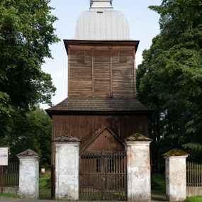 Zdjęcie nr 1: Drewniany kościół pw. św. Mikołaja w Polance jest budowlą orientowaną. Do prostokątnej nawy przylega węższe, wydłużone, trójbocznie zamknięte prezbiterium z piętrową zakrystią na osi o poligonalnym zamknięciu. Do zakrystii przylega od południa kruchta. Fragment północnej ściany prezbiterium jest murowany. Od zachodu do nawy dobudowano czworoboczną wieżę poprzedzoną przedsionkiem, który również dostawiono do nawy od południa. Prezbiterium i nawę wzniesiono na zrąb, natomiast wieżę w konstrukcji słupowej. Wieża na rzucie kwadratu posiada dwie kondygnacje. Dolna jest tej samej szerokości co nawa, górna natomiast znacznie węższa. Jej masyw podzielono smukłymi pilastrami i lizenami, zaś poniżej profilowanego gzymsu koronującego umieszczono wyrzynaną w desce koronkę. Kondygnacje oddzielono daszkiem gontowym zlewającym się po bokach z dachem kościoła. Wieżę nakryto kopulastym hełmem blaszanym, zwieńczonym blaszanym obeliskiem z krzyżem. Prezbiterium i nawę nakryto eternitowym dachem siodłowym podkreślonym profilowanym gzymsem. Nad nawą w części wschodniej zainstalowano wieżyczkę na sygnaturkę w formie wielobocznego graniastosłupa przykrytego cebulastą banią z krzyżem. Dokoła kościoła założono daszek gontowy chroniący podwaliny. Pod kościołem urządzono kryptę grzebalną. Wnętrze kościoła artykułowano za pomocą pilastrów i gzymsu. Całość nakryto stropem z fasetą. Otwór tęczowy uzyskał kształt trójlistnego, ściętego łuku, wspartego na filarkach ustawionych na profilowanej belce zawieszonej na kroksztynach. W części zachodniej nawy urządzono chór muzyczny, wsparty na dwóch kolumnach jońskich z przedpiersiem rozczłonkowanym balasami. We wnętrzu ustawiono ołtarz główny i dwa ołtarze boczne oraz ambonę, a na chórze muzycznym zainstalowano prospekt organowy.