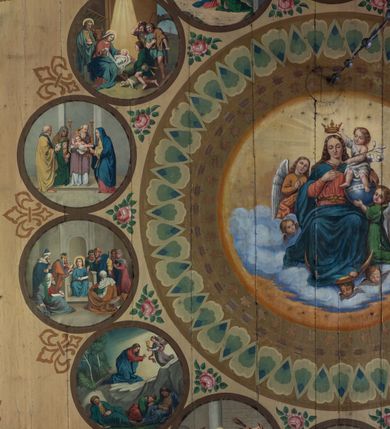 Zdjęcie nr 5: Polichromia malarska we wnętrzu drewnianego kościoła parafialnego w Polance Wielkiej zachowała się w prezbiterium, nawie oraz w przedsionku urządzonym w przyziemiu wieży. W prezbiterium i nawie zastosowano podział ramowy uwzględniający drewniane pilastry artykułujące ściany, gzyms oraz fasetę. Na ścianach pomiędzy pilastrami wprowadzono czworoboczne panneau o narożach utworzonych w stylizowanych formach nawiązujących do motywów roślinno-kwiatowych. Fasetę udekorowano rytmicznie rozłożonym ornamentem z motywów kwiatowych w formie dekoracyjnego fryzu, korespondującego z ornamentalną bordiurą poprowadzoną wzdłuż krawędzi płaskiego stropu. Na stropie w prezbiterium wyobrażono Trójcę Świętą, natomiast w nawie Matkę Boską Różańcową otoczoną przez tajemnice różańcowe w medalionach. Trójcę Świętą wyobrażono na obłokach na niebieskim tle usianym złotymi gwiazdkami. Frontalnie ujęty Bóg Ojciec został ukazany jako siwobrody starzec o bujnych siwych włosach. W prawej ręce trzyma złote berło, lewą zaś wyciąga przed siebie. Bóg Ojciec stopy wspiera o niebieski glob wyłaniający się z obłoków poniżej. Jego twarz charakteryzuje jasna karnacja, szeroko otwarte oczy, wydatny nos i usta. Głowę otacza długa, siwa broda i podobne włosy. Obok Boga Ojca z lewej strony siedzi Chrystus, który obie nogi wspiera na globie. Zbawiciel prawą ręką podtrzymuje oparty o ramię drewniany krzyż, lewą zaś ma odsuniętą od siebie. Jezus został przedstawiony w trzech czwartych w prawo. Jest to dojrzały mężczyzna o pociągłej twarzy okolonej brązowymi, długimi włosami spływającymi na ramiona oraz brodą. Ma jasną karnację, prosty nos i wydatne usta. Nagi tors okrywa bladoszkarłatny płaszcz odsłaniający prawą nogę. Na dłoniach i stopach widoczne są rany po gwoździach. Głowę Jezusa okala świetlisty nimb. Powyżej obu postaci na tle rozjaśnionego nieba unosi się gołębica Ducha Świętego w promienistym otoku. Polichromia stropu w nawie została zakomponowana w oparciu o zmniejszające się koncentryczne okręgi wpisane w dekoracjne panneau o narożach utworzonych ze stylizowanych form nawiązujących do motywów roślinno-kwiatowych. W środkowym okręgu ukazano zasiadającą na obłokach Matkę Boską z Dzieciątkiem otoczoną okrągłym obramieniem utworzonym z wielobarwnego ornamentu z motywem naprzemiennie ułożonych lancetowatych liści-łusek. Madonna została przedstawiona frontalnie, z prawą ręką przyłożoną do piersi, lewą zaś obejmuje Dzieciątko Jezus siedzące na globie ułożonym na kolanach matki podtrzymywanym przez anioła. Maryja ma pociągłą twarz o wydatnym nosie i wargach. Jej spojrzenie półprzymkniętych oczu skierowane jest pokornie ku dołowi. Głowę Marii otaczają, brązowe, falujące włosy spływające na ramiona. Madonna ubrana jest w czerwoną suknię przewiązaną złocistą szarfą w pasie i niebieski płaszcz lamowany złotą taśmą, spięty pod szyją z lewą połą osłaniającą jej kolana. Lewą stopę Matka Boska wspiera o wystający spod płaszcza poniżej złoty półksiężyc. Siedzące na globie Dzieciątko ujęte zostało w trzech czwartych w lewo. Mały Jezus prawą ręką nakłada matce złotą koronę, w lewej zaś trzyma lilię. Zbawiciel ma owalną twarz o jasnej karnacjim i rumianych policzkach z drobnym nosem i ustami. Jego głowę okalają jasne loki. Ubrany jest w jasną przepaskę przerzuconą przez prawe ramię oraz biodra. Głowy obu postaci otaczają świetliste promienie. Z prawej strony Marii stoi ujęty w trzech czwarty w prawo anioł, z twarzą zwróconą w stronę widza, podtrzymujący oburącz niebieski glob, na którym siedzi Jezus. Uskrzydlony anioł o jasnobrązowych włosach ubrany jest w zieloną tunikę przewiązaną w pasie. Za Madonną z lewej strony widoczny jest asystujący drugi anioł w cynobrowej tunice i jasnych włosach spływających na ramiona. Pod półksiężycem na tle obłoków widoczne są trzy uskrzydlone główki anielskie. Wokół Matki Boskiej rozmieszczono owalne medaliony z blachy miedzianej malowane w piętnaście tajemnic Różańca świętego. Ich narracja rozpoczyna się nad głową Madonny. Każda ze scen oparta jest o kilkuosobową kompozycję. Idąc w lewo namalowano: Zwiastowanie Marii, Nawiedzenie św. Elżbiety, Boże Narodzenie, Ofiarowanie w świątyni, Znalezienie w świątyni, Modlitwa w Ogrójcu, Biczowanie, Cierniem ukoronowanie, Niesienie krzyża, Ukrzyżowanie, Zmartwychwstanie, Wniebowstąpienie, Zesłanie Ducha Świętego, Wniebowzięcie Marii, Ukoronowanie Marii w niebie. Pomiędzy medalionami namalowano czerwone róże. Całoś obramienia ornamentalny okrąg. Dekorację w przedsionku utworzono za pomocą iluzjonistycznie malowanych cynobrowych kolumn o korynckich kapitelach ustawionych na wysokich postumentach, podtrzymujących belkowanie. Pomiędzy kolumnami ściany są gładkie, bladoniebieskie. Strop ozdobiono obramieniem w formie czworobocznego panneau o narożach utworzonych ze stylizowanych form nawiązujących do motywów roślinno-kwiatowych. 