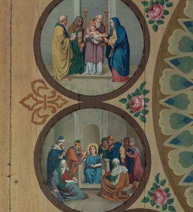 Zdjęcie nr 7: Polichromia malarska we wnętrzu drewnianego kościoła parafialnego w Polance Wielkiej zachowała się w prezbiterium, nawie oraz w przedsionku urządzonym w przyziemiu wieży. W prezbiterium i nawie zastosowano podział ramowy uwzględniający drewniane pilastry artykułujące ściany, gzyms oraz fasetę. Na ścianach pomiędzy pilastrami wprowadzono czworoboczne panneau o narożach utworzonych w stylizowanych formach nawiązujących do motywów roślinno-kwiatowych. Fasetę udekorowano rytmicznie rozłożonym ornamentem z motywów kwiatowych w formie dekoracyjnego fryzu, korespondującego z ornamentalną bordiurą poprowadzoną wzdłuż krawędzi płaskiego stropu. Na stropie w prezbiterium wyobrażono Trójcę Świętą, natomiast w nawie Matkę Boską Różańcową otoczoną przez tajemnice różańcowe w medalionach. Trójcę Świętą wyobrażono na obłokach na niebieskim tle usianym złotymi gwiazdkami. Frontalnie ujęty Bóg Ojciec został ukazany jako siwobrody starzec o bujnych siwych włosach. W prawej ręce trzyma złote berło, lewą zaś wyciąga przed siebie. Bóg Ojciec stopy wspiera o niebieski glob wyłaniający się z obłoków poniżej. Jego twarz charakteryzuje jasna karnacja, szeroko otwarte oczy, wydatny nos i usta. Głowę otacza długa, siwa broda i podobne włosy. Obok Boga Ojca z lewej strony siedzi Chrystus, który obie nogi wspiera na globie. Zbawiciel prawą ręką podtrzymuje oparty o ramię drewniany krzyż, lewą zaś ma odsuniętą od siebie. Jezus został przedstawiony w trzech czwartych w prawo. Jest to dojrzały mężczyzna o pociągłej twarzy okolonej brązowymi, długimi włosami spływającymi na ramiona oraz brodą. Ma jasną karnację, prosty nos i wydatne usta. Nagi tors okrywa bladoszkarłatny płaszcz odsłaniający prawą nogę. Na dłoniach i stopach widoczne są rany po gwoździach. Głowę Jezusa okala świetlisty nimb. Powyżej obu postaci na tle rozjaśnionego nieba unosi się gołębica Ducha Świętego w promienistym otoku. Polichromia stropu w nawie została zakomponowana w oparciu o zmniejszające się koncentryczne okręgi wpisane w dekoracjne panneau o narożach utworzonych ze stylizowanych form nawiązujących do motywów roślinno-kwiatowych. W środkowym okręgu ukazano zasiadającą na obłokach Matkę Boską z Dzieciątkiem otoczoną okrągłym obramieniem utworzonym z wielobarwnego ornamentu z motywem naprzemiennie ułożonych lancetowatych liści-łusek. Madonna została przedstawiona frontalnie, z prawą ręką przyłożoną do piersi, lewą zaś obejmuje Dzieciątko Jezus siedzące na globie ułożonym na kolanach matki podtrzymywanym przez anioła. Maryja ma pociągłą twarz o wydatnym nosie i wargach. Jej spojrzenie półprzymkniętych oczu skierowane jest pokornie ku dołowi. Głowę Marii otaczają, brązowe, falujące włosy spływające na ramiona. Madonna ubrana jest w czerwoną suknię przewiązaną złocistą szarfą w pasie i niebieski płaszcz lamowany złotą taśmą, spięty pod szyją z lewą połą osłaniającą jej kolana. Lewą stopę Matka Boska wspiera o wystający spod płaszcza poniżej złoty półksiężyc. Siedzące na globie Dzieciątko ujęte zostało w trzech czwartych w lewo. Mały Jezus prawą ręką nakłada matce złotą koronę, w lewej zaś trzyma lilię. Zbawiciel ma owalną twarz o jasnej karnacjim i rumianych policzkach z drobnym nosem i ustami. Jego głowę okalają jasne loki. Ubrany jest w jasną przepaskę przerzuconą przez prawe ramię oraz biodra. Głowy obu postaci otaczają świetliste promienie. Z prawej strony Marii stoi ujęty w trzech czwarty w prawo anioł, z twarzą zwróconą w stronę widza, podtrzymujący oburącz niebieski glob, na którym siedzi Jezus. Uskrzydlony anioł o jasnobrązowych włosach ubrany jest w zieloną tunikę przewiązaną w pasie. Za Madonną z lewej strony widoczny jest asystujący drugi anioł w cynobrowej tunice i jasnych włosach spływających na ramiona. Pod półksiężycem na tle obłoków widoczne są trzy uskrzydlone główki anielskie. Wokół Matki Boskiej rozmieszczono owalne medaliony z blachy miedzianej malowane w piętnaście tajemnic Różańca świętego. Ich narracja rozpoczyna się nad głową Madonny. Każda ze scen oparta jest o kilkuosobową kompozycję. Idąc w lewo namalowano: Zwiastowanie Marii, Nawiedzenie św. Elżbiety, Boże Narodzenie, Ofiarowanie w świątyni, Znalezienie w świątyni, Modlitwa w Ogrójcu, Biczowanie, Cierniem ukoronowanie, Niesienie krzyża, Ukrzyżowanie, Zmartwychwstanie, Wniebowstąpienie, Zesłanie Ducha Świętego, Wniebowzięcie Marii, Ukoronowanie Marii w niebie. Pomiędzy medalionami namalowano czerwone róże. Całoś obramienia ornamentalny okrąg. Dekorację w przedsionku utworzono za pomocą iluzjonistycznie malowanych cynobrowych kolumn o korynckich kapitelach ustawionych na wysokich postumentach, podtrzymujących belkowanie. Pomiędzy kolumnami ściany są gładkie, bladoniebieskie. Strop ozdobiono obramieniem w formie czworobocznego panneau o narożach utworzonych ze stylizowanych form nawiązujących do motywów roślinno-kwiatowych. 