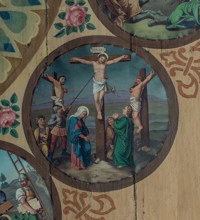 Zdjęcie nr 9: Polichromia malarska we wnętrzu drewnianego kościoła parafialnego w Polance Wielkiej zachowała się w prezbiterium, nawie oraz w przedsionku urządzonym w przyziemiu wieży. W prezbiterium i nawie zastosowano podział ramowy uwzględniający drewniane pilastry artykułujące ściany, gzyms oraz fasetę. Na ścianach pomiędzy pilastrami wprowadzono czworoboczne panneau o narożach utworzonych w stylizowanych formach nawiązujących do motywów roślinno-kwiatowych. Fasetę udekorowano rytmicznie rozłożonym ornamentem z motywów kwiatowych w formie dekoracyjnego fryzu, korespondującego z ornamentalną bordiurą poprowadzoną wzdłuż krawędzi płaskiego stropu. Na stropie w prezbiterium wyobrażono Trójcę Świętą, natomiast w nawie Matkę Boską Różańcową otoczoną przez tajemnice różańcowe w medalionach. Trójcę Świętą wyobrażono na obłokach na niebieskim tle usianym złotymi gwiazdkami. Frontalnie ujęty Bóg Ojciec został ukazany jako siwobrody starzec o bujnych siwych włosach. W prawej ręce trzyma złote berło, lewą zaś wyciąga przed siebie. Bóg Ojciec stopy wspiera o niebieski glob wyłaniający się z obłoków poniżej. Jego twarz charakteryzuje jasna karnacja, szeroko otwarte oczy, wydatny nos i usta. Głowę otacza długa, siwa broda i podobne włosy. Obok Boga Ojca z lewej strony siedzi Chrystus, który obie nogi wspiera na globie. Zbawiciel prawą ręką podtrzymuje oparty o ramię drewniany krzyż, lewą zaś ma odsuniętą od siebie. Jezus został przedstawiony w trzech czwartych w prawo. Jest to dojrzały mężczyzna o pociągłej twarzy okolonej brązowymi, długimi włosami spływającymi na ramiona oraz brodą. Ma jasną karnację, prosty nos i wydatne usta. Nagi tors okrywa bladoszkarłatny płaszcz odsłaniający prawą nogę. Na dłoniach i stopach widoczne są rany po gwoździach. Głowę Jezusa okala świetlisty nimb. Powyżej obu postaci na tle rozjaśnionego nieba unosi się gołębica Ducha Świętego w promienistym otoku. Polichromia stropu w nawie została zakomponowana w oparciu o zmniejszające się koncentryczne okręgi wpisane w dekoracjne panneau o narożach utworzonych ze stylizowanych form nawiązujących do motywów roślinno-kwiatowych. W środkowym okręgu ukazano zasiadającą na obłokach Matkę Boską z Dzieciątkiem otoczoną okrągłym obramieniem utworzonym z wielobarwnego ornamentu z motywem naprzemiennie ułożonych lancetowatych liści-łusek. Madonna została przedstawiona frontalnie, z prawą ręką przyłożoną do piersi, lewą zaś obejmuje Dzieciątko Jezus siedzące na globie ułożonym na kolanach matki podtrzymywanym przez anioła. Maryja ma pociągłą twarz o wydatnym nosie i wargach. Jej spojrzenie półprzymkniętych oczu skierowane jest pokornie ku dołowi. Głowę Marii otaczają, brązowe, falujące włosy spływające na ramiona. Madonna ubrana jest w czerwoną suknię przewiązaną złocistą szarfą w pasie i niebieski płaszcz lamowany złotą taśmą, spięty pod szyją z lewą połą osłaniającą jej kolana. Lewą stopę Matka Boska wspiera o wystający spod płaszcza poniżej złoty półksiężyc. Siedzące na globie Dzieciątko ujęte zostało w trzech czwartych w lewo. Mały Jezus prawą ręką nakłada matce złotą koronę, w lewej zaś trzyma lilię. Zbawiciel ma owalną twarz o jasnej karnacjim i rumianych policzkach z drobnym nosem i ustami. Jego głowę okalają jasne loki. Ubrany jest w jasną przepaskę przerzuconą przez prawe ramię oraz biodra. Głowy obu postaci otaczają świetliste promienie. Z prawej strony Marii stoi ujęty w trzech czwarty w prawo anioł, z twarzą zwróconą w stronę widza, podtrzymujący oburącz niebieski glob, na którym siedzi Jezus. Uskrzydlony anioł o jasnobrązowych włosach ubrany jest w zieloną tunikę przewiązaną w pasie. Za Madonną z lewej strony widoczny jest asystujący drugi anioł w cynobrowej tunice i jasnych włosach spływających na ramiona. Pod półksiężycem na tle obłoków widoczne są trzy uskrzydlone główki anielskie. Wokół Matki Boskiej rozmieszczono owalne medaliony z blachy miedzianej malowane w piętnaście tajemnic Różańca świętego. Ich narracja rozpoczyna się nad głową Madonny. Każda ze scen oparta jest o kilkuosobową kompozycję. Idąc w lewo namalowano: Zwiastowanie Marii, Nawiedzenie św. Elżbiety, Boże Narodzenie, Ofiarowanie w świątyni, Znalezienie w świątyni, Modlitwa w Ogrójcu, Biczowanie, Cierniem ukoronowanie, Niesienie krzyża, Ukrzyżowanie, Zmartwychwstanie, Wniebowstąpienie, Zesłanie Ducha Świętego, Wniebowzięcie Marii, Ukoronowanie Marii w niebie. Pomiędzy medalionami namalowano czerwone róże. Całoś obramienia ornamentalny okrąg. Dekorację w przedsionku utworzono za pomocą iluzjonistycznie malowanych cynobrowych kolumn o korynckich kapitelach ustawionych na wysokich postumentach, podtrzymujących belkowanie. Pomiędzy kolumnami ściany są gładkie, bladoniebieskie. Strop ozdobiono obramieniem w formie czworobocznego panneau o narożach utworzonych ze stylizowanych form nawiązujących do motywów roślinno-kwiatowych. 