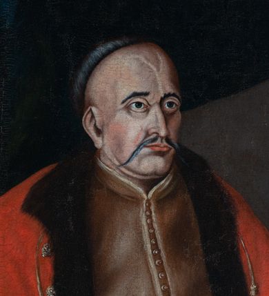 Zdjęcie nr 2: Obraz uzyskał kształt stojącego prostokąta. W centrum kompozycji przedstawiono Marcina Cieńskiego, identyfikowanego przez herb Pomian w błękitnym polu, ujęty kartuszem z koroną rangową oraz literami wokół przedstawienia herbowego na tarczy: "Z.C / M.C/ P.S. / P.M. / J.R". Portretowany w nieznacznym kontrapoście został ujęty w całej postaci w trzech czwartych w prawo. Jest to starszy mężczyzna trzymający w prawej ręce buzdygan, w lewej zaś opartej o blat stołu złoty, kieszonkowy zegarek z łańcuszkiem. Cieński ma pociągłą twarz o zapadniętych policzkach, szeroko otwarte ciemne oczy, orli nos i wydatne usta. Nosi sumiaste wąsy oraz ma podgolone po bokach głowy krótkie włosy, stąd też dobrze widoczne jest jego lewe ucho. Ubrany jest w ciemnoochrowy żupan przewiązany tekstylnym pasem, u którego przy lewym boku wisi szabla z dekoracyjną rękojeścią oraz w podbitą futrem czerwoną delię wiązaną dwoma złotymi sznurkami ozdobionymi chwostami. Portretowany na nogach ma czerwone trzewiki na obcasach. Z prawej strony kompozycji widoczny jest fragment ustawionego diagonalnie stołu nakrytego ochrową tkaniną lamowaną u dołu złotą frędzla. Na stole Cieński prezentuje trzymany w lewej ręce złoty zegarek z łańcuszkiem. Z tyłu leży czerwona czapka podbita futrem. Szlachcic stoi we wnętrzu z posadzką ułożoną w brązowo-białawą szachownicę oraz z podwieszoną w lewym rogu kompozycji ciemną zielono-niebieską kotarą, przewiązaną złotym sznurem z chwostem. Herb Pomian został namalowany na lizenowym występie ściany z prawej strony portretowanego.     
