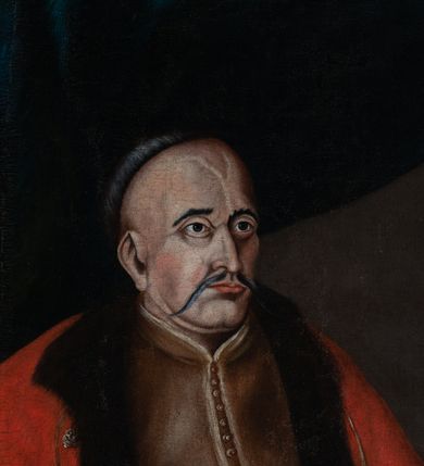 Zdjęcie nr 1: Obraz uzyskał kształt stojącego prostokąta. W centrum kompozycji przedstawiono Marcina Cieńskiego, identyfikowanego przez herb Pomian w błękitnym polu, ujęty kartuszem z koroną rangową oraz literami wokół przedstawienia herbowego na tarczy: &quot;Z.C / M.C/ P.S. / P.M. / J.R&quot;. Portretowany w nieznacznym kontrapoście został ujęty w całej postaci w trzech czwartych w prawo. Jest to starszy mężczyzna trzymający w prawej ręce buzdygan, w lewej zaś opartej o blat stołu złoty, kieszonkowy zegarek z łańcuszkiem. Cieński ma pociągłą twarz o zapadniętych policzkach, szeroko otwarte ciemne oczy, orli nos i wydatne usta. Nosi sumiaste wąsy oraz ma podgolone po bokach głowy krótkie włosy, stąd też dobrze widoczne jest jego lewe ucho. Ubrany jest w ciemnoochrowy żupan przewiązany tekstylnym pasem, u którego przy lewym boku wisi szabla z dekoracyjną rękojeścią oraz w podbitą futrem czerwoną delię wiązaną dwoma złotymi sznurkami ozdobionymi chwostami. Portretowany na nogach ma czerwone trzewiki na obcasach. Z prawej strony kompozycji widoczny jest fragment ustawionego diagonalnie stołu nakrytego ochrową tkaniną lamowaną u dołu złotą frędzla. Na stole Cieński prezentuje trzymany w lewej ręce złoty zegarek z łańcuszkiem. Z tyłu leży czerwona czapka podbita futrem. Szlachcic stoi we wnętrzu z posadzką ułożoną w brązowo-białawą szachownicę oraz z podwieszoną w lewym rogu kompozycji ciemną zielono-niebieską kotarą, przewiązaną złotym sznurem z chwostem. Herb Pomian został namalowany na lizenowym występie ściany z prawej strony portretowanego.     
