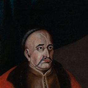 Zdjęcie nr 1: Obraz uzyskał kształt stojącego prostokąta. W centrum kompozycji przedstawiono Marcina Cieńskiego, identyfikowanego przez herb Pomian w błękitnym polu, ujęty kartuszem z koroną rangową oraz literami wokół przedstawienia herbowego na tarczy: "Z.C / M.C/ P.S. / P.M. / J.R". Portretowany w nieznacznym kontrapoście został ujęty w całej postaci w trzech czwartych w prawo. Jest to starszy mężczyzna trzymający w prawej ręce buzdygan, w lewej zaś opartej o blat stołu złoty, kieszonkowy zegarek z łańcuszkiem. Cieński ma pociągłą twarz o zapadniętych policzkach, szeroko otwarte ciemne oczy, orli nos i wydatne usta. Nosi sumiaste wąsy oraz ma podgolone po bokach głowy krótkie włosy, stąd też dobrze widoczne jest jego lewe ucho. Ubrany jest w ciemnoochrowy żupan przewiązany tekstylnym pasem, u którego przy lewym boku wisi szabla z dekoracyjną rękojeścią oraz w podbitą futrem czerwoną delię wiązaną dwoma złotymi sznurkami ozdobionymi chwostami. Portretowany na nogach ma czerwone trzewiki na obcasach. Z prawej strony kompozycji widoczny jest fragment ustawionego diagonalnie stołu nakrytego ochrową tkaniną lamowaną u dołu złotą frędzla. Na stole Cieński prezentuje trzymany w lewej ręce złoty zegarek z łańcuszkiem. Z tyłu leży czerwona czapka podbita futrem. Szlachcic stoi we wnętrzu z posadzką ułożoną w brązowo-białawą szachownicę oraz z podwieszoną w lewym rogu kompozycji ciemną zielono-niebieską kotarą, przewiązaną złotym sznurem z chwostem. Herb Pomian został namalowany na lizenowym występie ściany z prawej strony portretowanego.     
