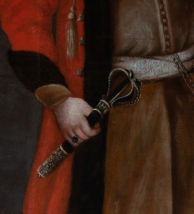 Zdjęcie nr 4: Obraz uzyskał kształt stojącego prostokąta. W centrum kompozycji przedstawiono Marcina Cieńskiego, identyfikowanego przez herb Pomian w błękitnym polu, ujęty kartuszem z koroną rangową oraz literami wokół przedstawienia herbowego na tarczy: "Z.C / M.C/ P.S. / P.M. / J.R". Portretowany w nieznacznym kontrapoście został ujęty w całej postaci w trzech czwartych w prawo. Jest to starszy mężczyzna trzymający w prawej ręce buzdygan, w lewej zaś opartej o blat stołu złoty, kieszonkowy zegarek z łańcuszkiem. Cieński ma pociągłą twarz o zapadniętych policzkach, szeroko otwarte ciemne oczy, orli nos i wydatne usta. Nosi sumiaste wąsy oraz ma podgolone po bokach głowy krótkie włosy, stąd też dobrze widoczne jest jego lewe ucho. Ubrany jest w ciemnoochrowy żupan przewiązany tekstylnym pasem, u którego przy lewym boku wisi szabla z dekoracyjną rękojeścią oraz w podbitą futrem czerwoną delię wiązaną dwoma złotymi sznurkami ozdobionymi chwostami. Portretowany na nogach ma czerwone trzewiki na obcasach. Z prawej strony kompozycji widoczny jest fragment ustawionego diagonalnie stołu nakrytego ochrową tkaniną lamowaną u dołu złotą frędzla. Na stole Cieński prezentuje trzymany w lewej ręce złoty zegarek z łańcuszkiem. Z tyłu leży czerwona czapka podbita futrem. Szlachcic stoi we wnętrzu z posadzką ułożoną w brązowo-białawą szachownicę oraz z podwieszoną w lewym rogu kompozycji ciemną zielono-niebieską kotarą, przewiązaną złotym sznurem z chwostem. Herb Pomian został namalowany na lizenowym występie ściany z prawej strony portretowanego.     
