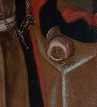 Zdjęcie nr 5: Obraz uzyskał kształt stojącego prostokąta. W centrum kompozycji przedstawiono Marcina Cieńskiego, identyfikowanego przez herb Pomian w błękitnym polu, ujęty kartuszem z koroną rangową oraz literami wokół przedstawienia herbowego na tarczy: &quot;Z.C / M.C/ P.S. / P.M. / J.R&quot;. Portretowany w nieznacznym kontrapoście został ujęty w całej postaci w trzech czwartych w prawo. Jest to starszy mężczyzna trzymający w prawej ręce buzdygan, w lewej zaś opartej o blat stołu złoty, kieszonkowy zegarek z łańcuszkiem. Cieński ma pociągłą twarz o zapadniętych policzkach, szeroko otwarte ciemne oczy, orli nos i wydatne usta. Nosi sumiaste wąsy oraz ma podgolone po bokach głowy krótkie włosy, stąd też dobrze widoczne jest jego lewe ucho. Ubrany jest w ciemnoochrowy żupan przewiązany tekstylnym pasem, u którego przy lewym boku wisi szabla z dekoracyjną rękojeścią oraz w podbitą futrem czerwoną delię wiązaną dwoma złotymi sznurkami ozdobionymi chwostami. Portretowany na nogach ma czerwone trzewiki na obcasach. Z prawej strony kompozycji widoczny jest fragment ustawionego diagonalnie stołu nakrytego ochrową tkaniną lamowaną u dołu złotą frędzla. Na stole Cieński prezentuje trzymany w lewej ręce złoty zegarek z łańcuszkiem. Z tyłu leży czerwona czapka podbita futrem. Szlachcic stoi we wnętrzu z posadzką ułożoną w brązowo-białawą szachownicę oraz z podwieszoną w lewym rogu kompozycji ciemną zielono-niebieską kotarą, przewiązaną złotym sznurem z chwostem. Herb Pomian został namalowany na lizenowym występie ściany z prawej strony portretowanego.     
