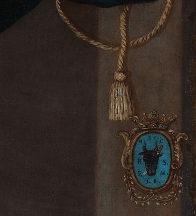 Zdjęcie nr 6: Obraz uzyskał kształt stojącego prostokąta. W centrum kompozycji przedstawiono Marcina Cieńskiego, identyfikowanego przez herb Pomian w błękitnym polu, ujęty kartuszem z koroną rangową oraz literami wokół przedstawienia herbowego na tarczy: &quot;Z.C / M.C/ P.S. / P.M. / J.R&quot;. Portretowany w nieznacznym kontrapoście został ujęty w całej postaci w trzech czwartych w prawo. Jest to starszy mężczyzna trzymający w prawej ręce buzdygan, w lewej zaś opartej o blat stołu złoty, kieszonkowy zegarek z łańcuszkiem. Cieński ma pociągłą twarz o zapadniętych policzkach, szeroko otwarte ciemne oczy, orli nos i wydatne usta. Nosi sumiaste wąsy oraz ma podgolone po bokach głowy krótkie włosy, stąd też dobrze widoczne jest jego lewe ucho. Ubrany jest w ciemnoochrowy żupan przewiązany tekstylnym pasem, u którego przy lewym boku wisi szabla z dekoracyjną rękojeścią oraz w podbitą futrem czerwoną delię wiązaną dwoma złotymi sznurkami ozdobionymi chwostami. Portretowany na nogach ma czerwone trzewiki na obcasach. Z prawej strony kompozycji widoczny jest fragment ustawionego diagonalnie stołu nakrytego ochrową tkaniną lamowaną u dołu złotą frędzla. Na stole Cieński prezentuje trzymany w lewej ręce złoty zegarek z łańcuszkiem. Z tyłu leży czerwona czapka podbita futrem. Szlachcic stoi we wnętrzu z posadzką ułożoną w brązowo-białawą szachownicę oraz z podwieszoną w lewym rogu kompozycji ciemną zielono-niebieską kotarą, przewiązaną złotym sznurem z chwostem. Herb Pomian został namalowany na lizenowym występie ściany z prawej strony portretowanego.     
