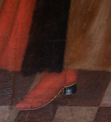 Zdjęcie nr 8: Obraz uzyskał kształt stojącego prostokąta. W centrum kompozycji przedstawiono Marcina Cieńskiego, identyfikowanego przez herb Pomian w błękitnym polu, ujęty kartuszem z koroną rangową oraz literami wokół przedstawienia herbowego na tarczy: "Z.C / M.C/ P.S. / P.M. / J.R". Portretowany w nieznacznym kontrapoście został ujęty w całej postaci w trzech czwartych w prawo. Jest to starszy mężczyzna trzymający w prawej ręce buzdygan, w lewej zaś opartej o blat stołu złoty, kieszonkowy zegarek z łańcuszkiem. Cieński ma pociągłą twarz o zapadniętych policzkach, szeroko otwarte ciemne oczy, orli nos i wydatne usta. Nosi sumiaste wąsy oraz ma podgolone po bokach głowy krótkie włosy, stąd też dobrze widoczne jest jego lewe ucho. Ubrany jest w ciemnoochrowy żupan przewiązany tekstylnym pasem, u którego przy lewym boku wisi szabla z dekoracyjną rękojeścią oraz w podbitą futrem czerwoną delię wiązaną dwoma złotymi sznurkami ozdobionymi chwostami. Portretowany na nogach ma czerwone trzewiki na obcasach. Z prawej strony kompozycji widoczny jest fragment ustawionego diagonalnie stołu nakrytego ochrową tkaniną lamowaną u dołu złotą frędzla. Na stole Cieński prezentuje trzymany w lewej ręce złoty zegarek z łańcuszkiem. Z tyłu leży czerwona czapka podbita futrem. Szlachcic stoi we wnętrzu z posadzką ułożoną w brązowo-białawą szachownicę oraz z podwieszoną w lewym rogu kompozycji ciemną zielono-niebieską kotarą, przewiązaną złotym sznurem z chwostem. Herb Pomian został namalowany na lizenowym występie ściany z prawej strony portretowanego.     
