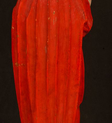 Zdjęcie nr 17: Rzeźba pełnoplastyczna, z tyłu opracowana. Chrystus, ukazany w całej postaci, frontalnie, stoi i na niewysokiej wypukłej podstawie, w kontrapoście, z prawą nogą ugiętą w kolanie. Ręce ugięte w łokciach, prawą błogosławi, lewą podtrzymuje połę płaszcza i zapewne niezachowane drzewce chorągwi. Głowa wydłużona, z wysokim czołem okolona krótkim zarostem i długimi ciemnymi włosami spływającymi w puklach na barki i plecy. Twarz pociągła, z wąskim nosem i małymi ustami. Ciało nagie, o jasnej karnacji, z ranami na dłoniach, stopach i w prawym boku, okryte perizonium oraz długim, sięgającym do ziemi, czerwonym płaszczem z niebieską podszewką, narzuconym na ramiona, spiętym pod szyją i z prawą połą przerzuconą przez przód postaci; pod prawą ręką okazały fałd muszlowy. 