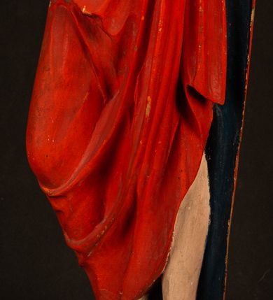 Zdjęcie nr 5: Rzeźba pełnoplastyczna, z tyłu opracowana. Chrystus, ukazany w całej postaci, frontalnie, stoi i na niewysokiej wypukłej podstawie, w kontrapoście, z prawą nogą ugiętą w kolanie. Ręce ugięte w łokciach, prawą błogosławi, lewą podtrzymuje połę płaszcza i zapewne niezachowane drzewce chorągwi. Głowa wydłużona, z wysokim czołem okolona krótkim zarostem i długimi ciemnymi włosami spływającymi w puklach na barki i plecy. Twarz pociągła, z wąskim nosem i małymi ustami. Ciało nagie, o jasnej karnacji, z ranami na dłoniach, stopach i w prawym boku, okryte perizonium oraz długim, sięgającym do ziemi, czerwonym płaszczem z niebieską podszewką, narzuconym na ramiona, spiętym pod szyją i z prawą połą przerzuconą przez przód postaci; pod prawą ręką okazały fałd muszlowy. 