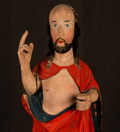 Zdjęcie nr 1: Rzeźba pełnoplastyczna, z tyłu opracowana. Chrystus, ukazany w całej postaci, frontalnie, stoi i na niewysokiej wypukłej podstawie, w kontrapoście, z prawą nogą ugiętą w kolanie. Ręce ugięte w łokciach, prawą błogosławi, lewą podtrzymuje połę płaszcza i zapewne niezachowane drzewce chorągwi. Głowa wydłużona, z wysokim czołem okolona krótkim zarostem i długimi ciemnymi włosami spływającymi w puklach na barki i plecy. Twarz pociągła, z wąskim nosem i małymi ustami. Ciało nagie, o jasnej karnacji, z ranami na dłoniach, stopach i w prawym boku, okryte perizonium oraz długim, sięgającym do ziemi, czerwonym płaszczem z niebieską podszewką, narzuconym na ramiona, spiętym pod szyją i z prawą połą przerzuconą przez przód postaci; pod prawą ręką okazały fałd muszlowy. 