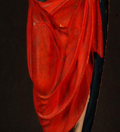 Zdjęcie nr 4: Rzeźba pełnoplastyczna, z tyłu opracowana. Chrystus, ukazany w całej postaci, frontalnie, stoi i na niewysokiej wypukłej podstawie, w kontrapoście, z prawą nogą ugiętą w kolanie. Ręce ugięte w łokciach, prawą błogosławi, lewą podtrzymuje połę płaszcza i zapewne niezachowane drzewce chorągwi. Głowa wydłużona, z wysokim czołem okolona krótkim zarostem i długimi ciemnymi włosami spływającymi w puklach na barki i plecy. Twarz pociągła, z wąskim nosem i małymi ustami. Ciało nagie, o jasnej karnacji, z ranami na dłoniach, stopach i w prawym boku, okryte perizonium oraz długim, sięgającym do ziemi, czerwonym płaszczem z niebieską podszewką, narzuconym na ramiona, spiętym pod szyją i z prawą połą przerzuconą przez przód postaci; pod prawą ręką okazały fałd muszlowy. 